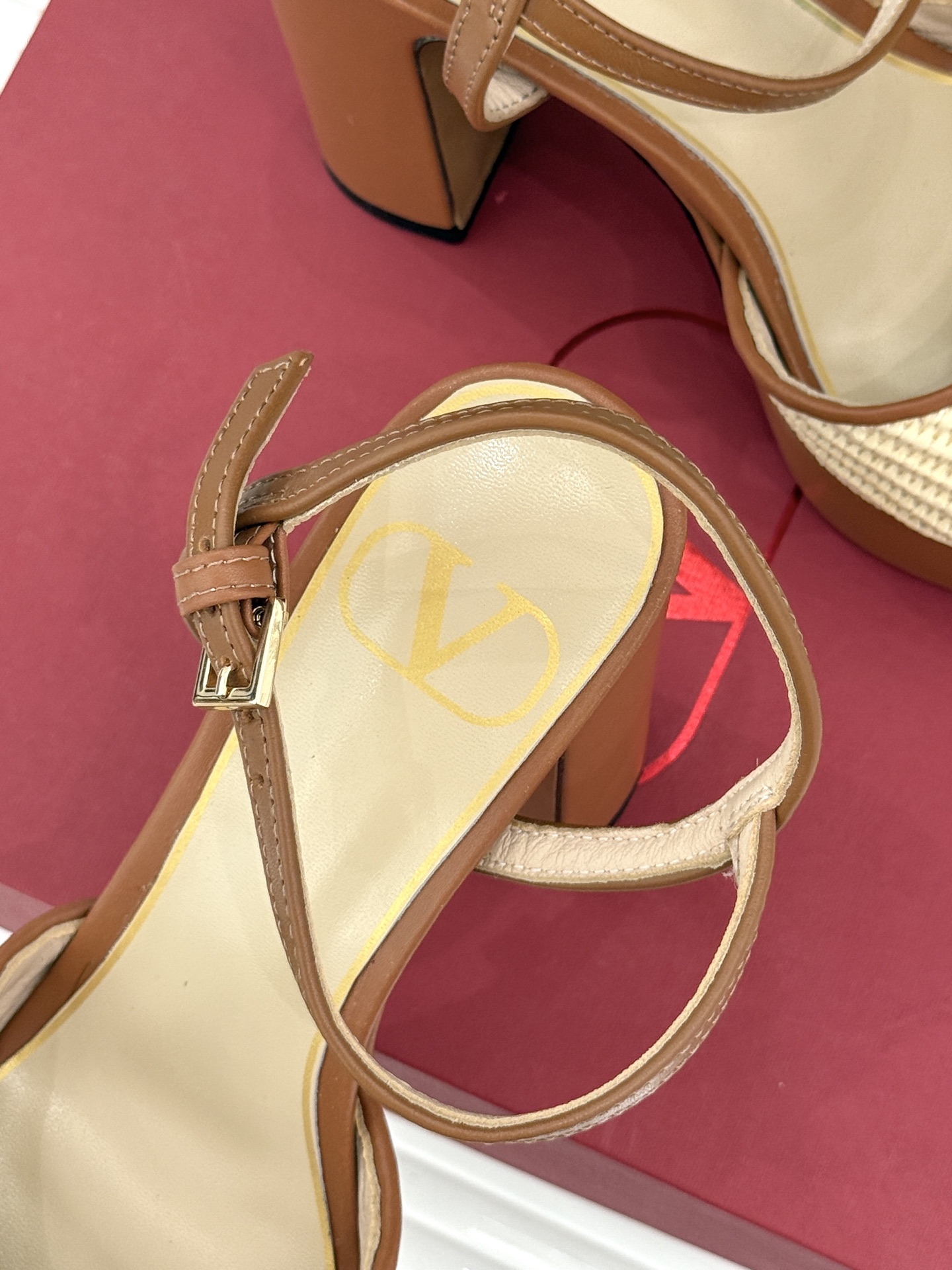 Valentino/华伦天奴26WF新品编织大V扣鱼嘴防水台粗跟高跟凉鞋将奢华与实用完美融合。细腻编织鞋