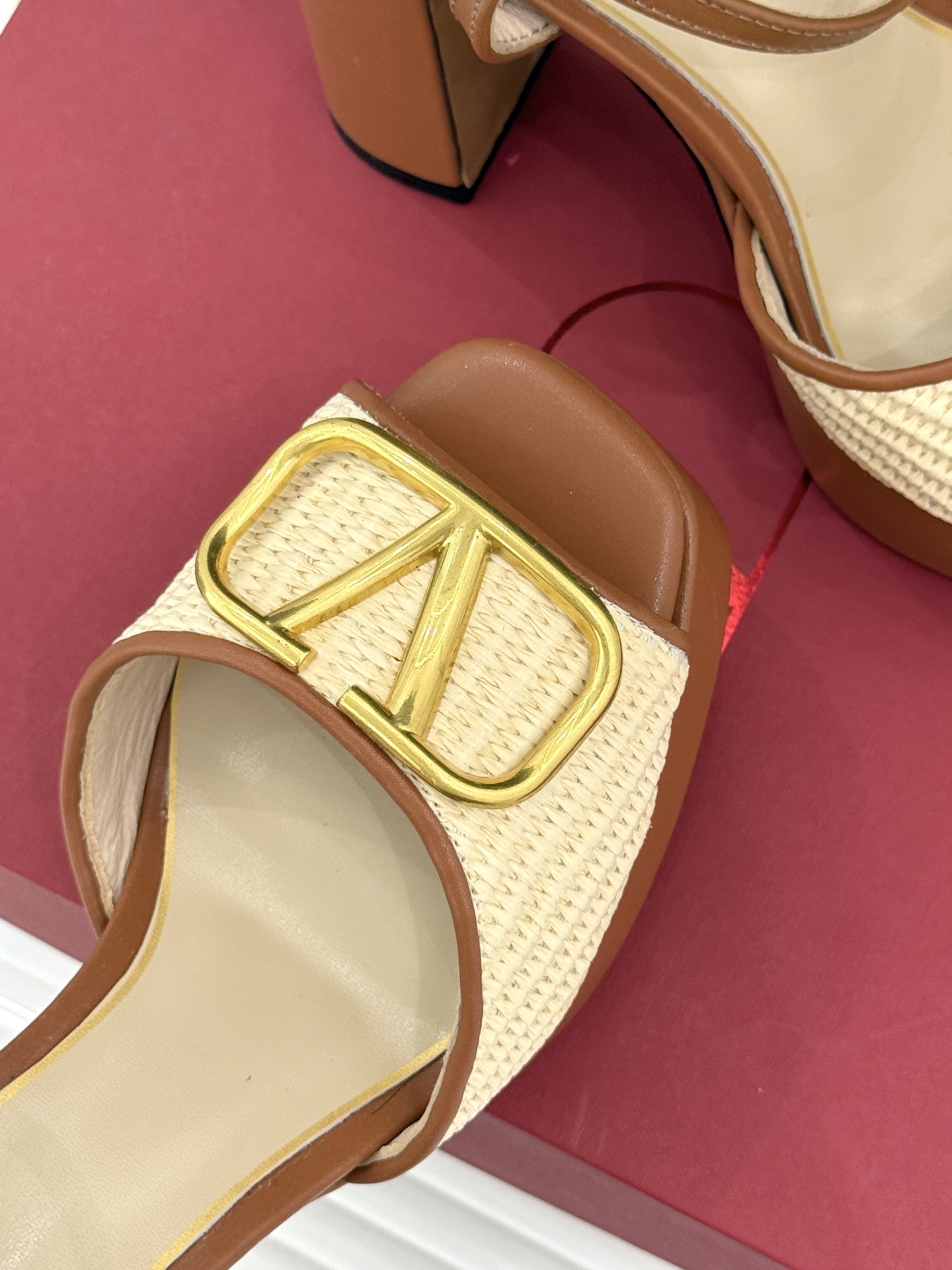 Valentino/华伦天奴26WF新品编织大V扣鱼嘴防水台粗跟高跟凉鞋将奢华与实用完美融合。细腻编织鞋