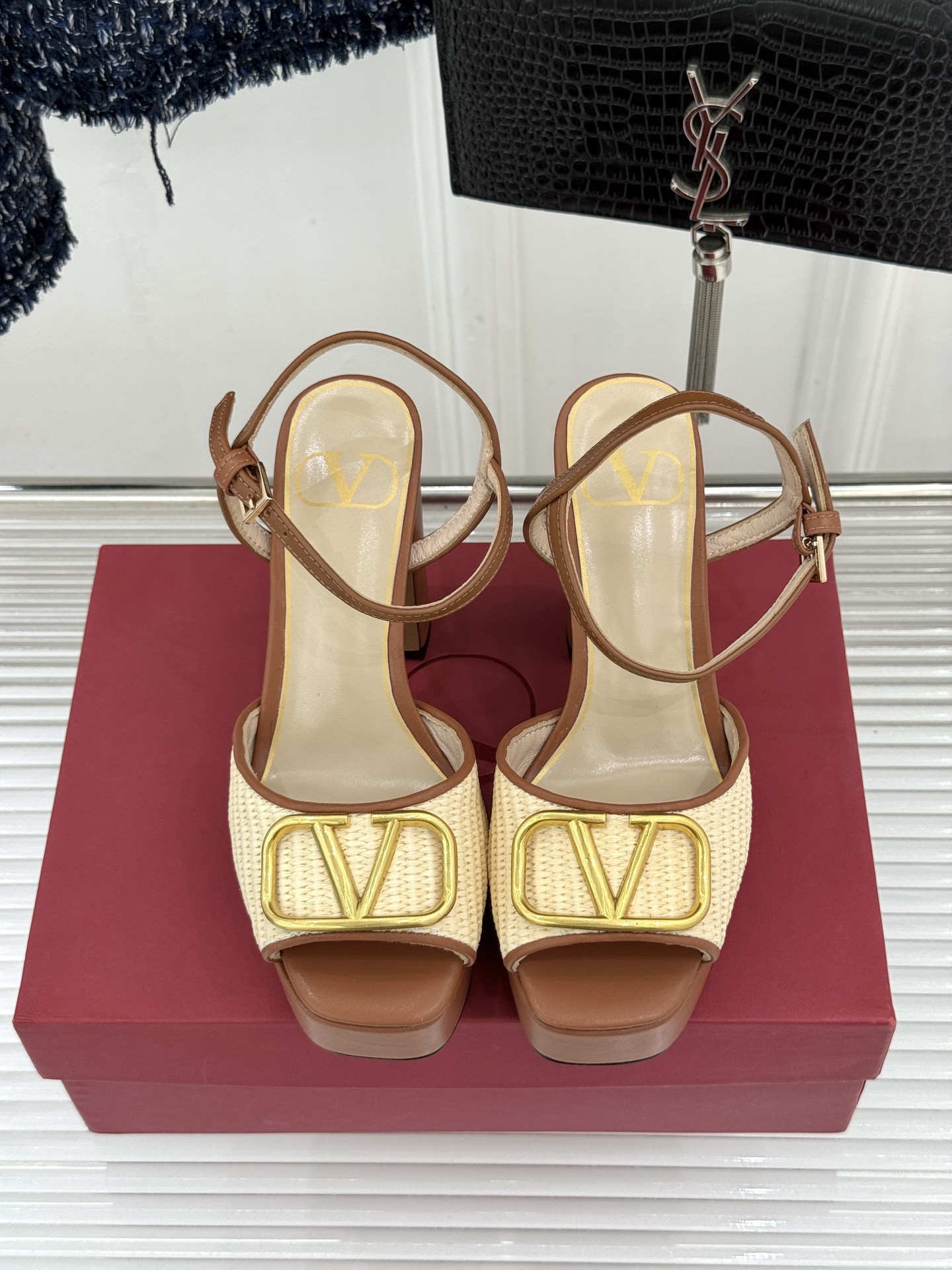 Valentino/华伦天奴26WF新品编织大V扣鱼嘴防水台粗跟高跟凉鞋将奢华与实用完美融合。细腻编织鞋