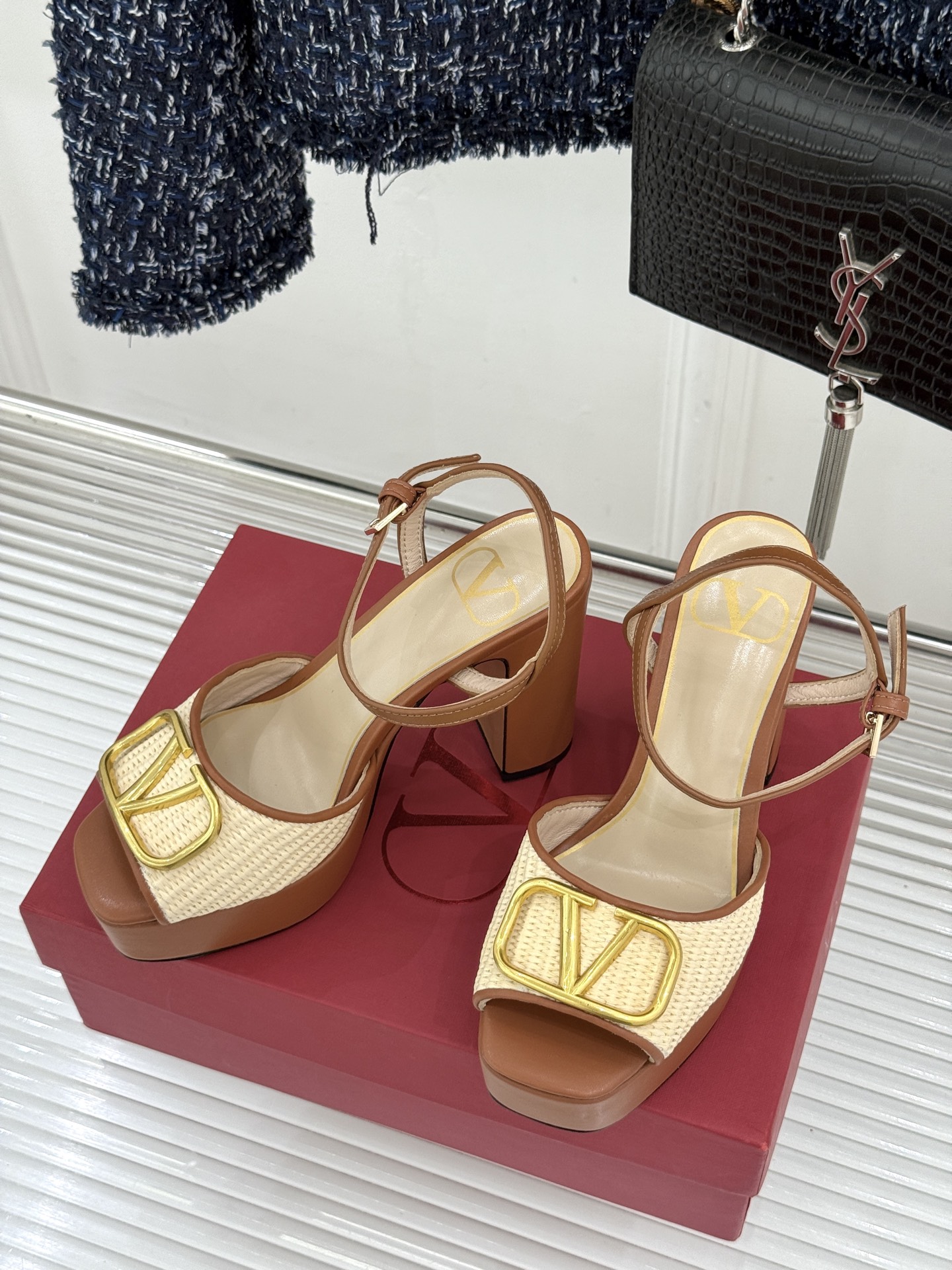 Valentino/华伦天奴26WF新品编织大V扣鱼嘴防水台粗跟高跟凉鞋将奢华与实用完美融合。细腻编织鞋