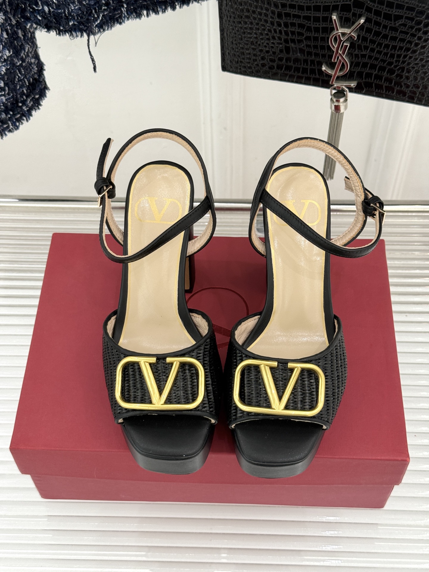 Valentino/华伦天奴26WF新品编织大V扣鱼嘴防水台粗跟高跟凉鞋将奢华与实用完美融合。细腻编织鞋