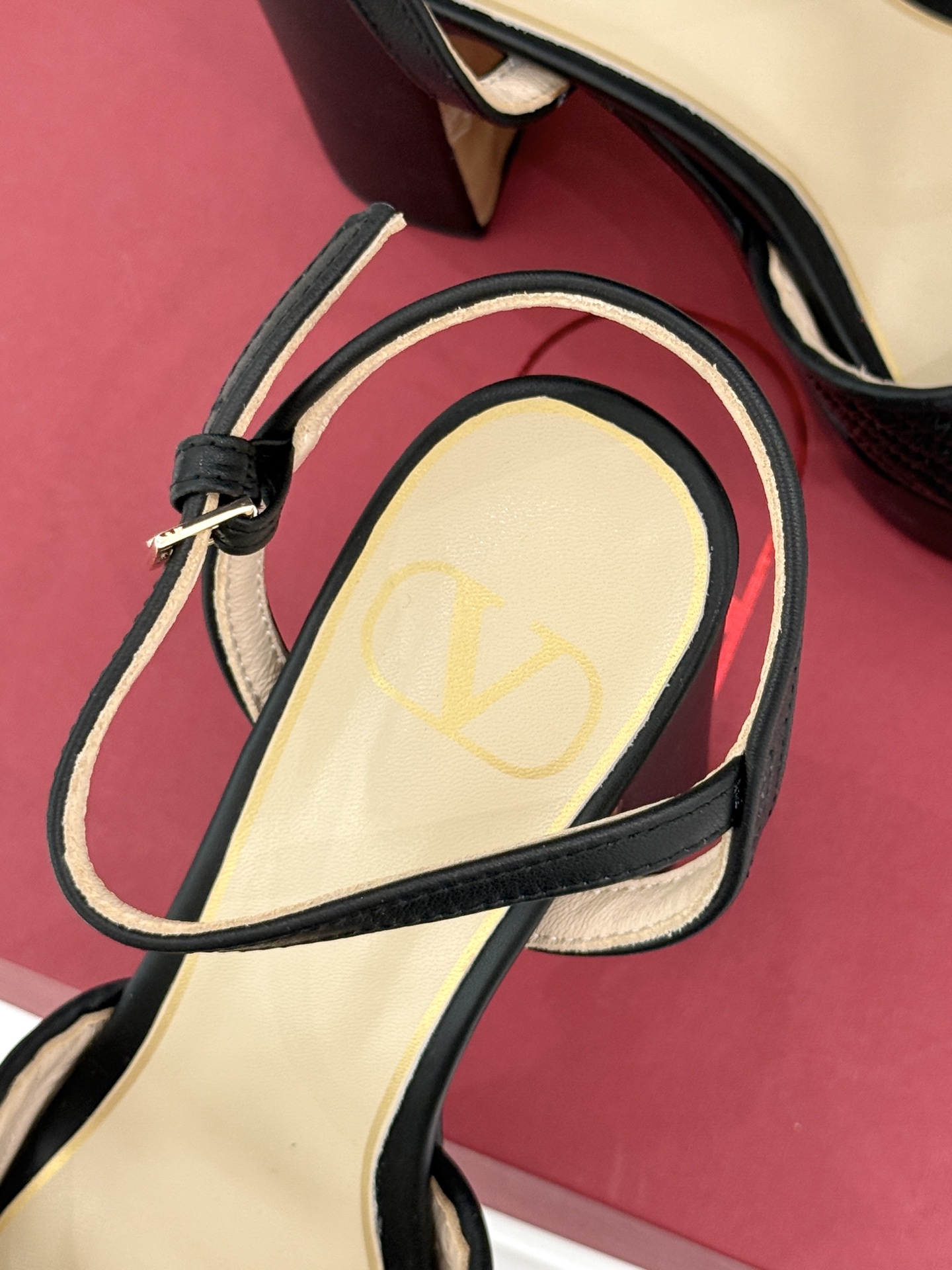 Valentino/华伦天奴26WF新品编织大V扣鱼嘴防水台粗跟高跟凉鞋将奢华与实用完美融合。细腻编织鞋