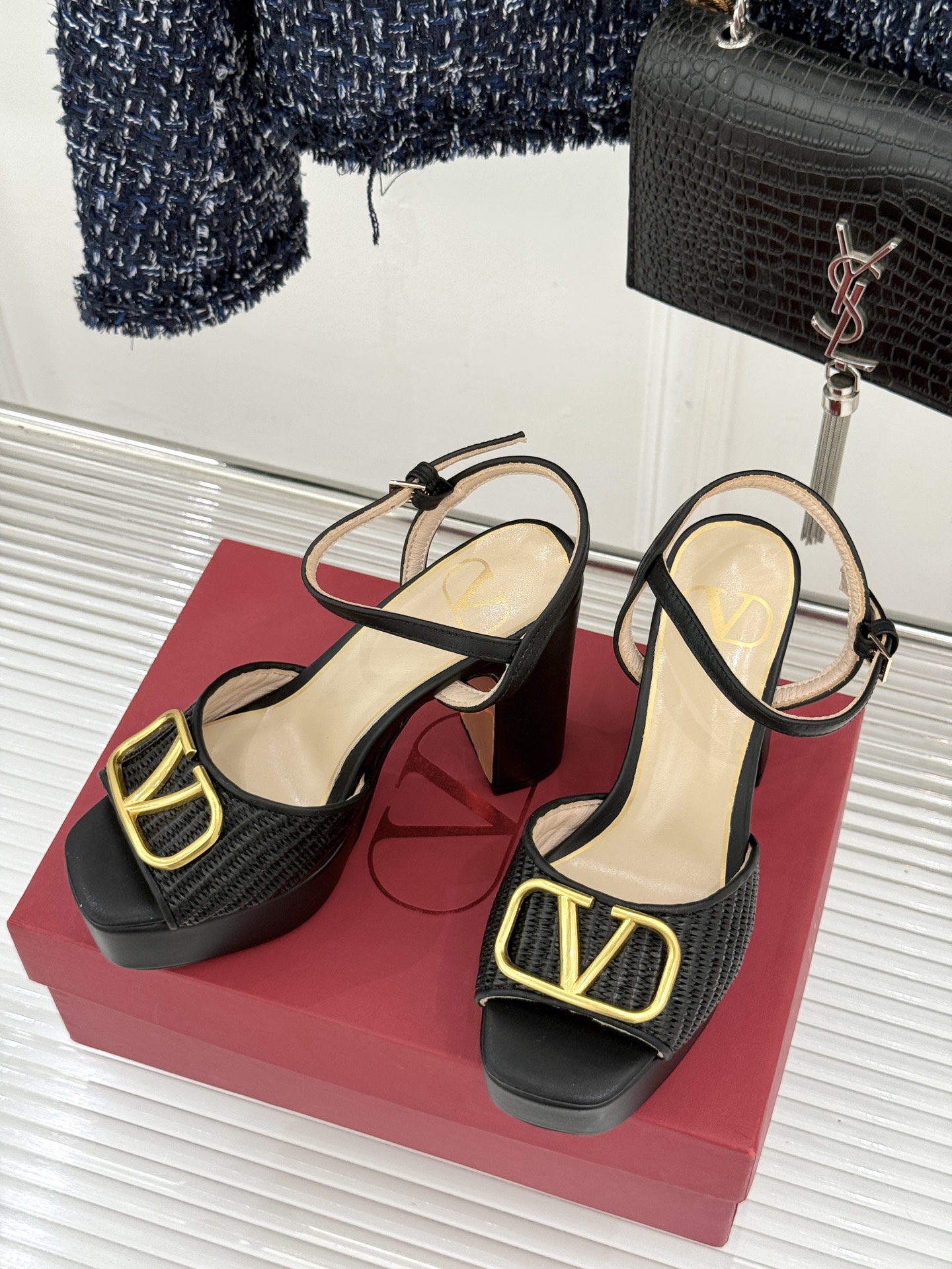 Valentino/华伦天奴26WF新品编织大V扣鱼嘴防水台粗跟高跟凉鞋将奢华与实用完美融合。细腻编织鞋