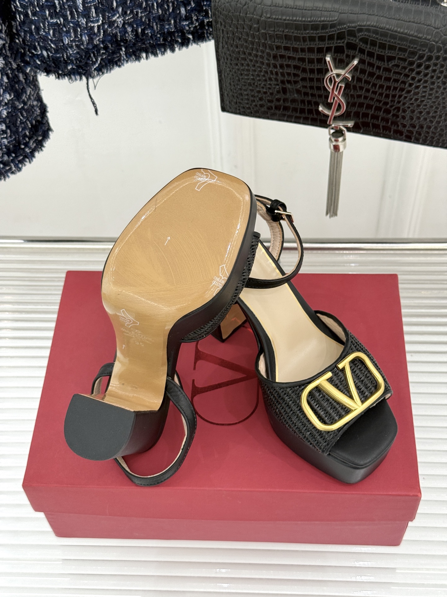 Valentino/华伦天奴26WF新品编织大V扣鱼嘴防水台粗跟高跟凉鞋将奢华与实用完美融合。细腻编织鞋