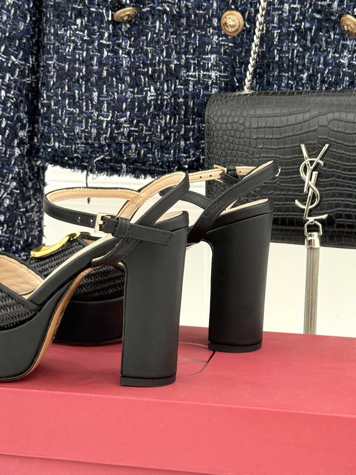 Valentino/华伦天奴26WF新品编织大V扣鱼嘴防水台粗跟高跟凉鞋将奢华与实用完美融合。细腻编织鞋