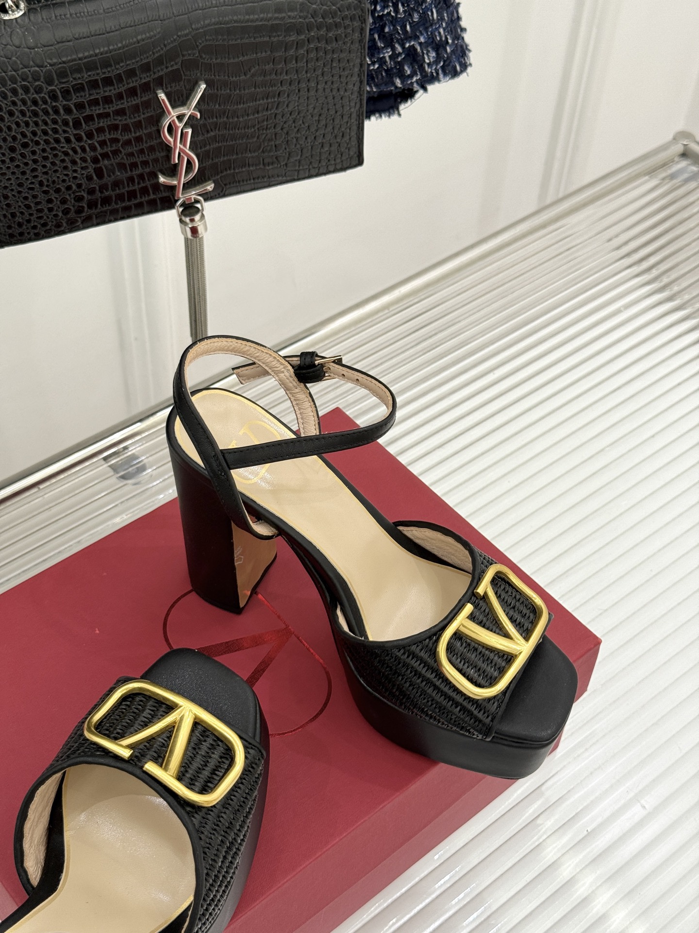 Valentino/华伦天奴26WF新品编织大V扣鱼嘴防水台粗跟高跟凉鞋将奢华与实用完美融合。细腻编织鞋