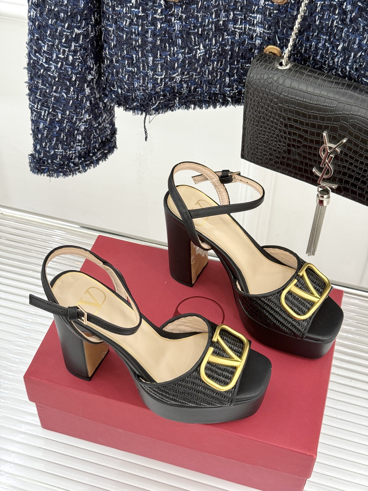 Valentino/华伦天奴26WF新品编织大V扣鱼嘴防水台粗跟高跟凉鞋将奢华与实用完美融合。细腻编织鞋