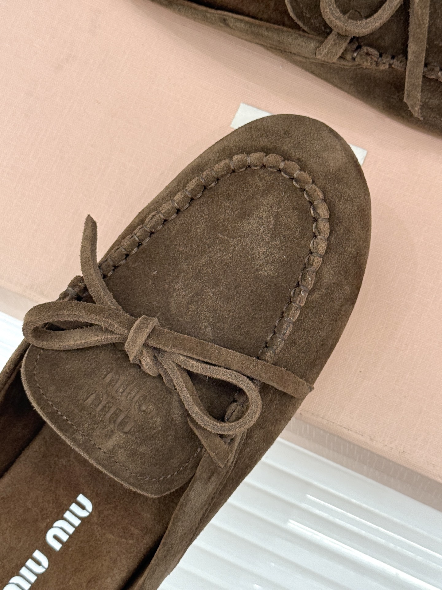 Miu Miu/缪缪26WF新品蝴蝶结麂皮豆豆鞋半拖 飞机盒＋10把少女的甜与叛逆揉进每一步。精选柔糯麂