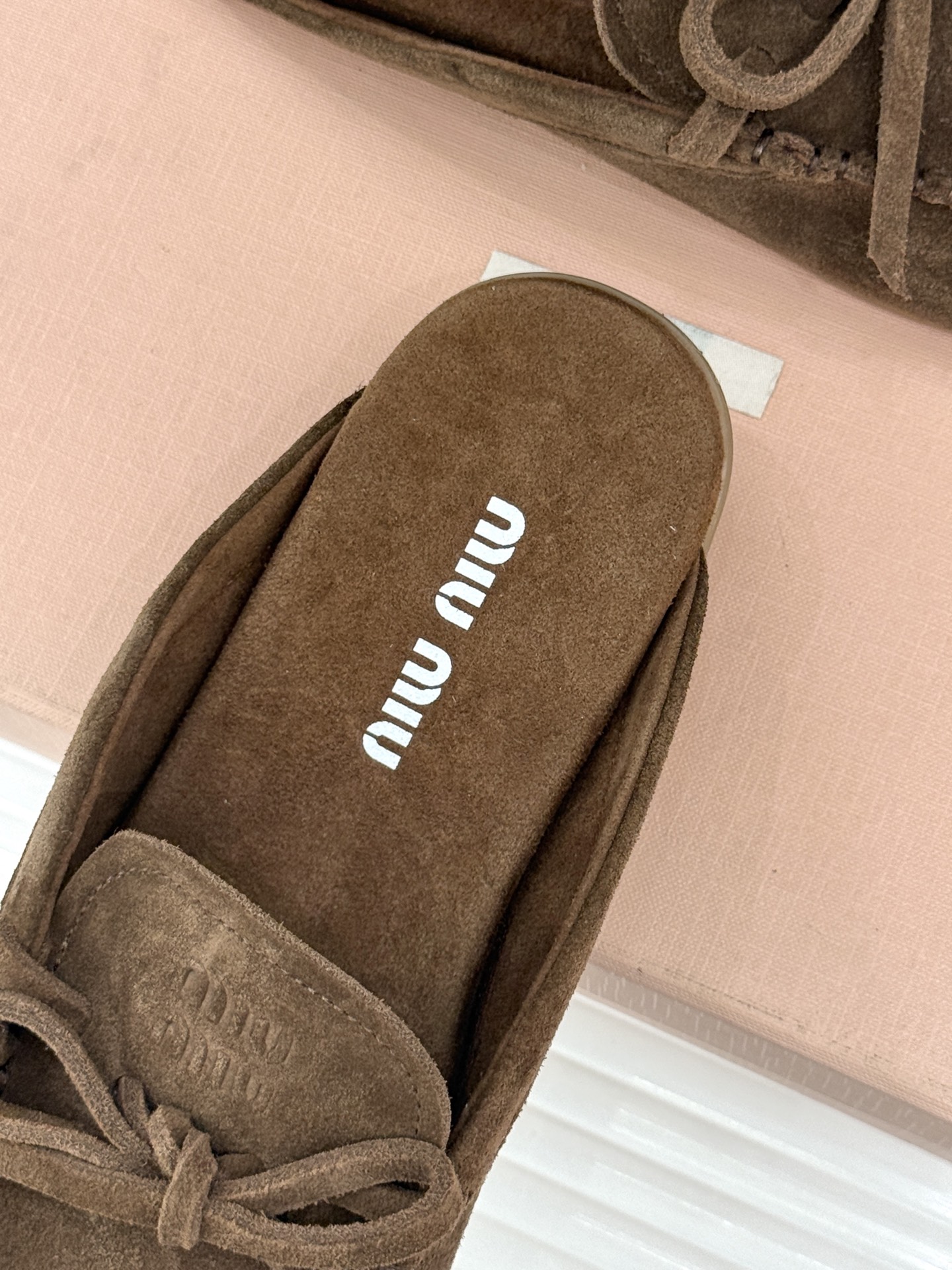 Miu Miu/缪缪26WF新品蝴蝶结麂皮豆豆鞋半拖 飞机盒＋10把少女的甜与叛逆揉进每一步。精选柔糯麂