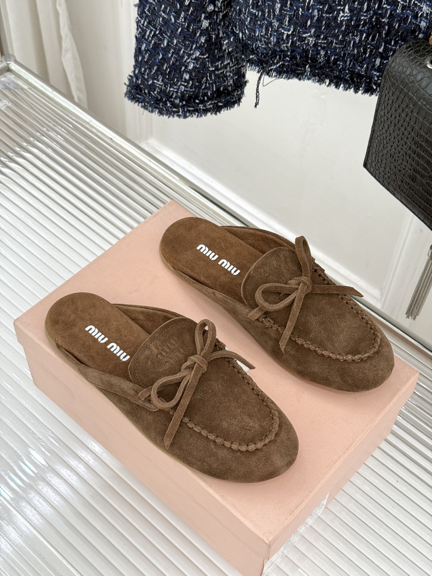 Miu Miu/缪缪26WF新品蝴蝶结麂皮豆豆鞋半拖 飞机盒＋10把少女的甜与叛逆揉进每一步。精选柔糯麂