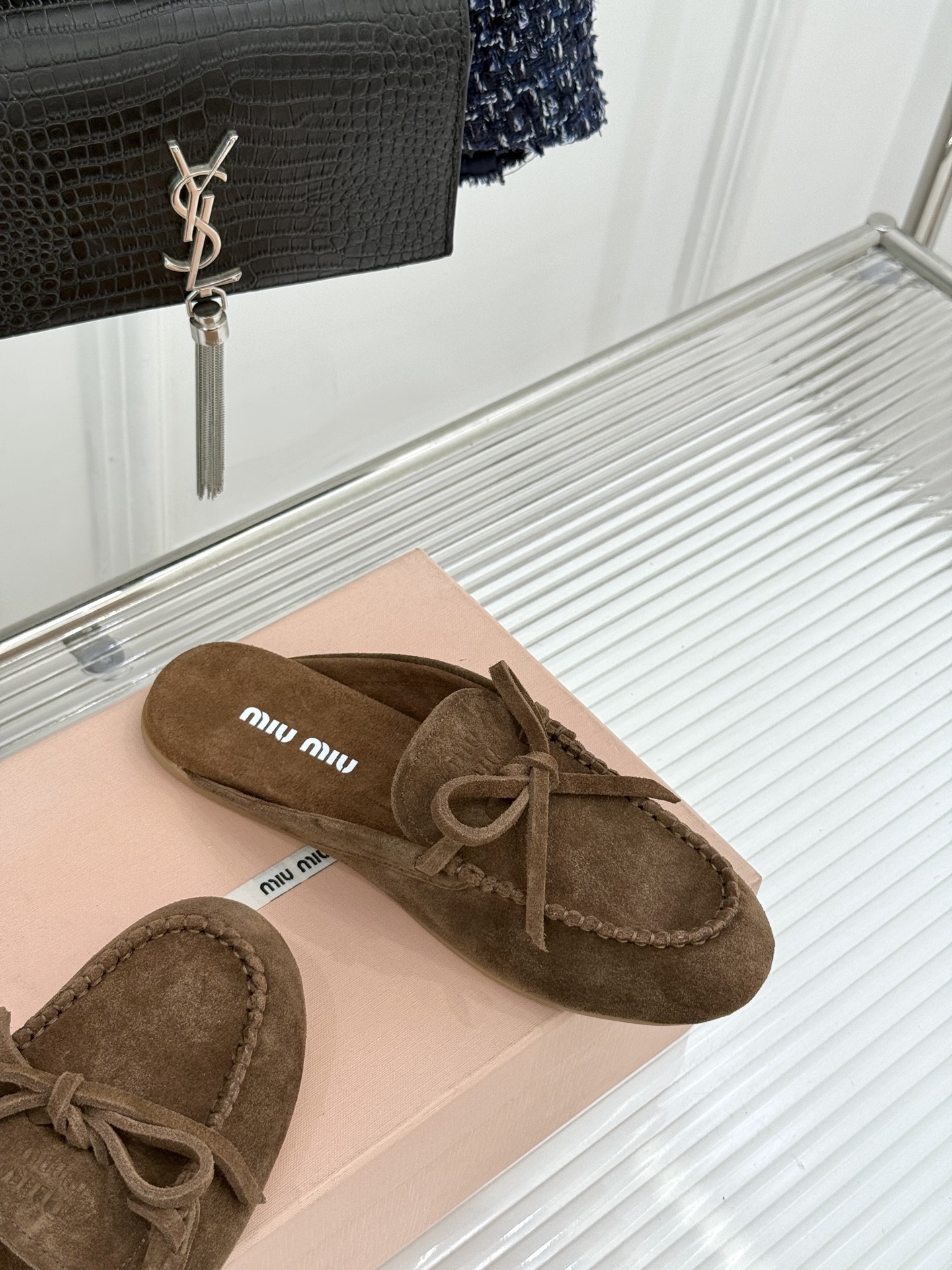 Miu Miu/缪缪26WF新品蝴蝶结麂皮豆豆鞋半拖 飞机盒＋10把少女的甜与叛逆揉进每一步。精选柔糯麂