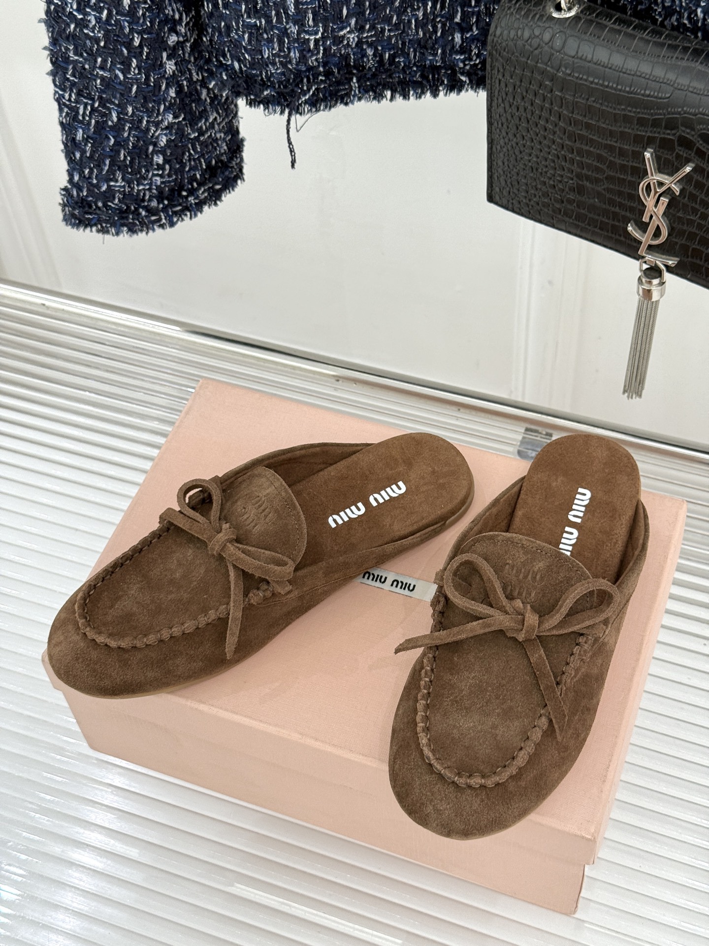 Miu Miu/缪缪26WF新品蝴蝶结麂皮豆豆鞋半拖 飞机盒＋10把少女的甜与叛逆揉进每一步。精选柔糯麂