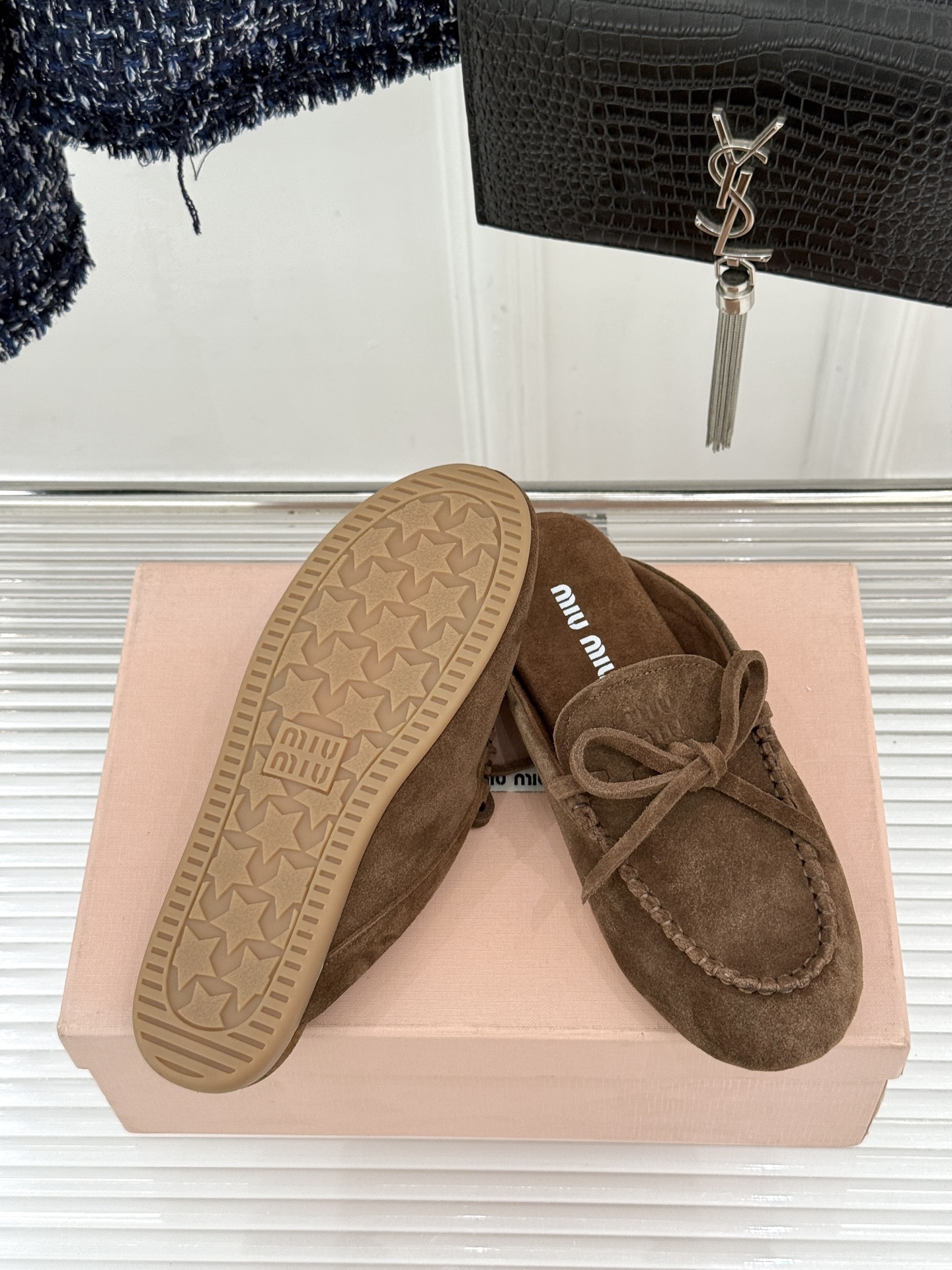 Miu Miu/缪缪26WF新品蝴蝶结麂皮豆豆鞋半拖 飞机盒＋10把少女的甜与叛逆揉进每一步。精选柔糯麂