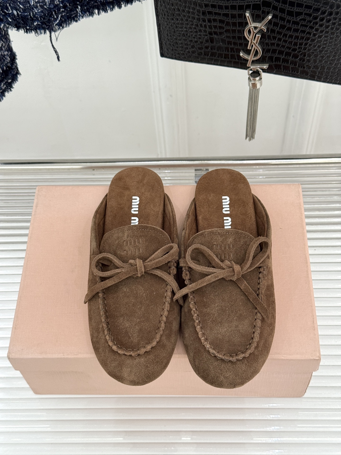 Miu Miu/缪缪26WF新品蝴蝶结麂皮豆豆鞋半拖 飞机盒＋10把少女的甜与叛逆揉进每一步。精选柔糯麂