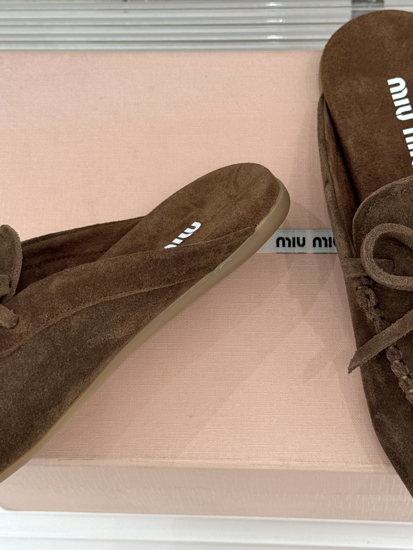 Miu Miu/缪缪26WF新品蝴蝶结麂皮豆豆鞋半拖 飞机盒＋10把少女的甜与叛逆揉进每一步。精选柔糯麂