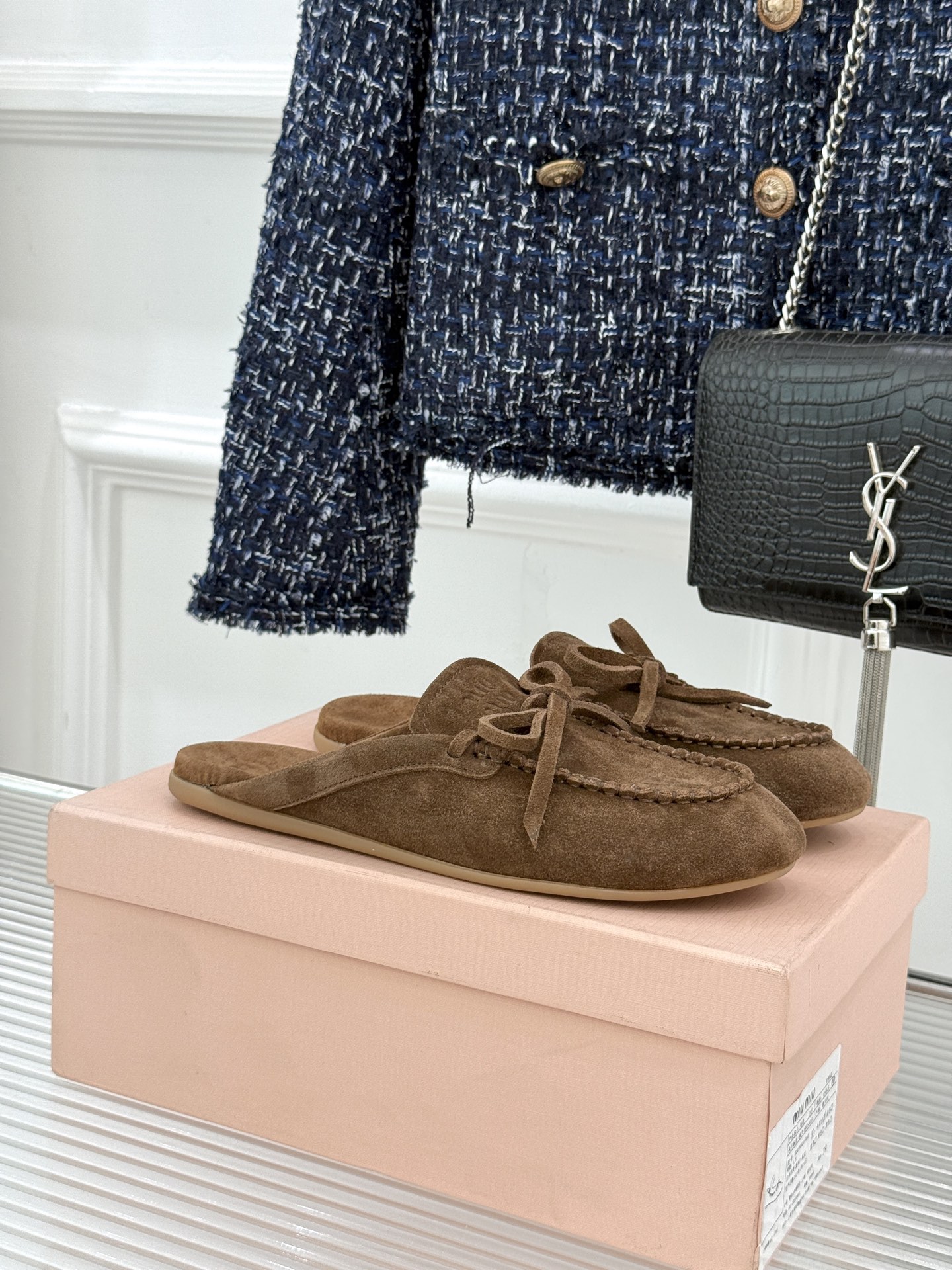 Miu Miu/缪缪26WF新品蝴蝶结麂皮豆豆鞋半拖 飞机盒＋10把少女的甜与叛逆揉进每一步。精选柔糯麂