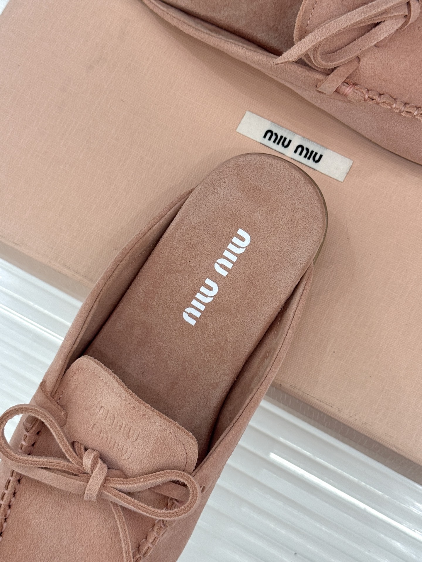 Miu Miu/缪缪26WF新品蝴蝶结麂皮豆豆鞋半拖 飞机盒＋10把少女的甜与叛逆揉进每一步。精选柔糯麂