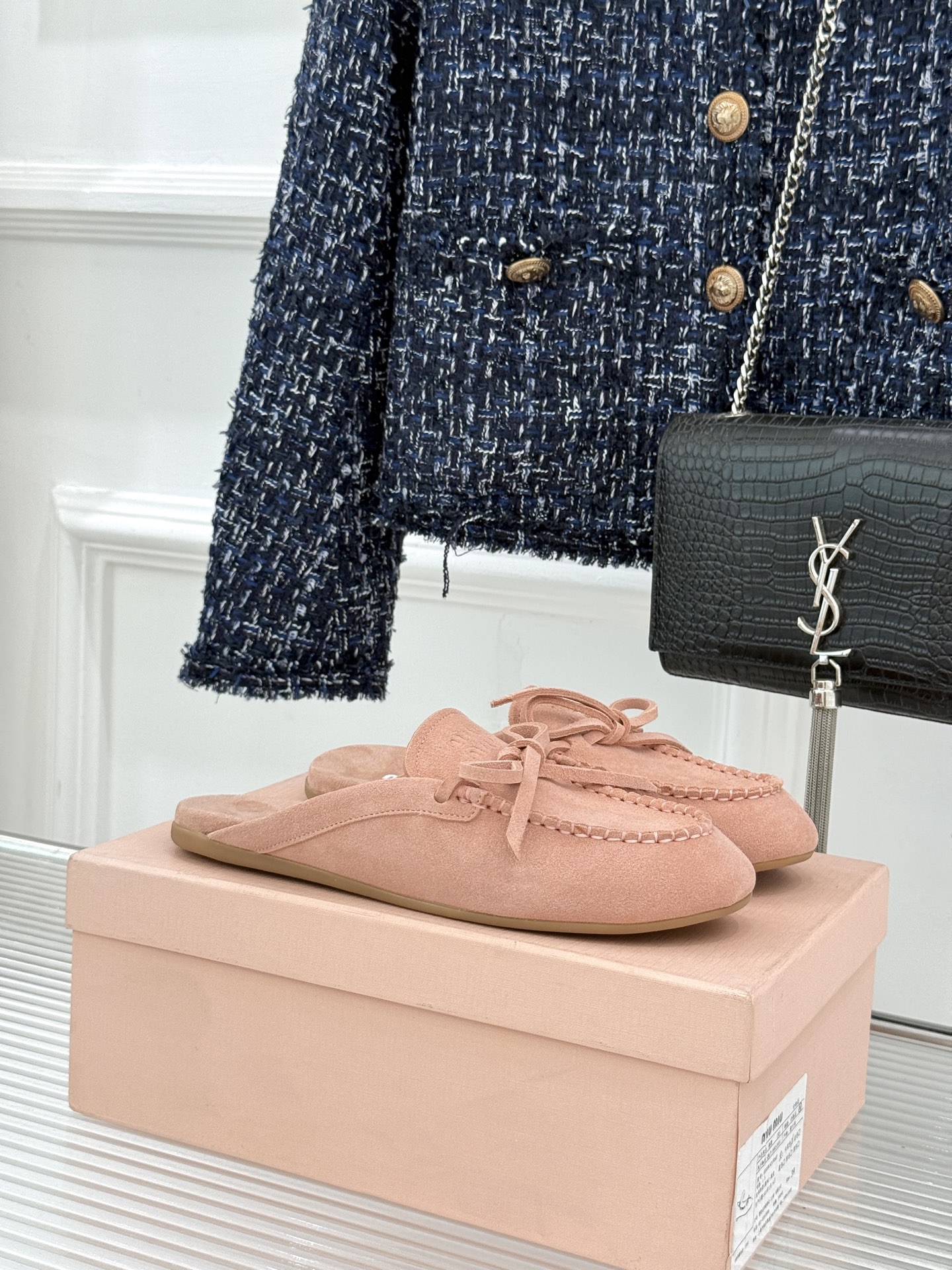 Miu Miu/缪缪26WF新品蝴蝶结麂皮豆豆鞋半拖 飞机盒＋10把少女的甜与叛逆揉进每一步。精选柔糯麂