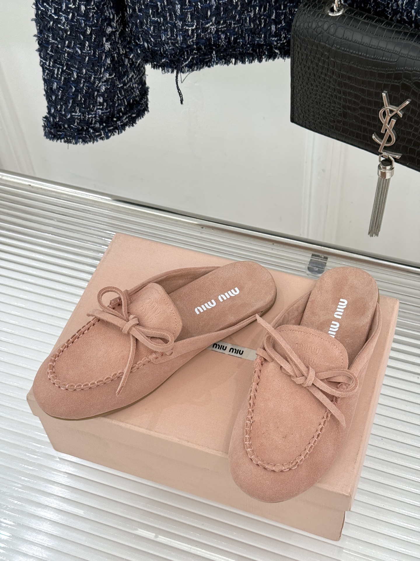 Miu Miu/缪缪26WF新品蝴蝶结麂皮豆豆鞋半拖 飞机盒＋10把少女的甜与叛逆揉进每一步。精选柔糯麂