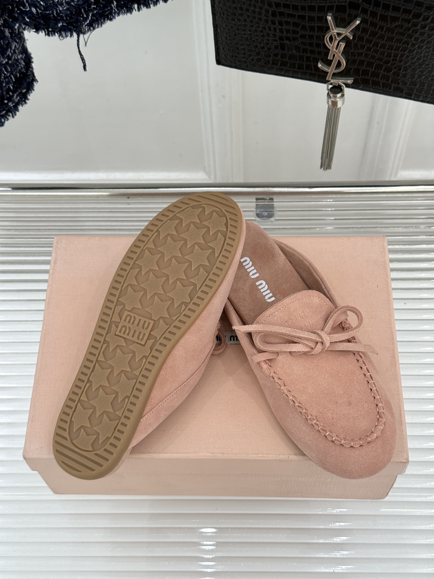 Miu Miu/缪缪26WF新品蝴蝶结麂皮豆豆鞋半拖 飞机盒＋10把少女的甜与叛逆揉进每一步。精选柔糯麂