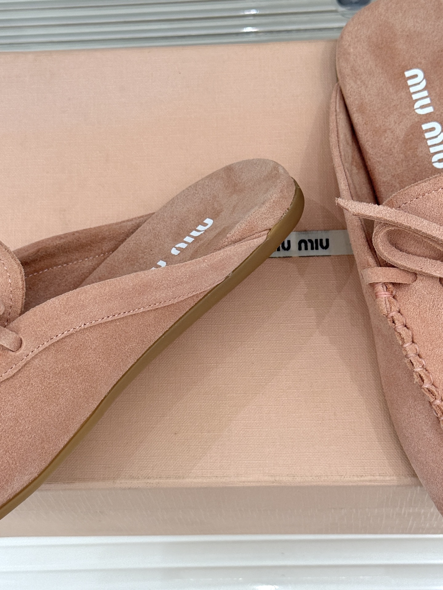 Miu Miu/缪缪26WF新品蝴蝶结麂皮豆豆鞋半拖 飞机盒＋10把少女的甜与叛逆揉进每一步。精选柔糯麂