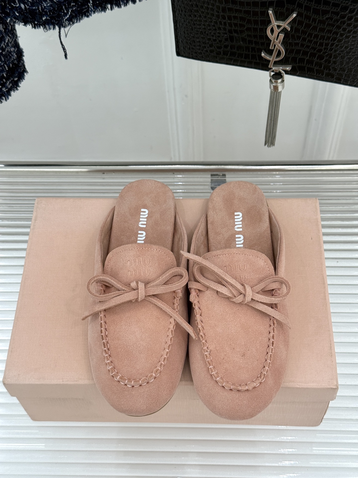 Miu Miu/缪缪26WF新品蝴蝶结麂皮豆豆鞋半拖 飞机盒＋10把少女的甜与叛逆揉进每一步。精选柔糯麂