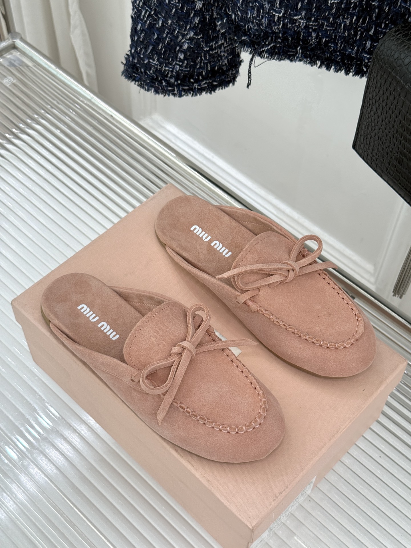 Miu Miu/缪缪26WF新品蝴蝶结麂皮豆豆鞋半拖 飞机盒＋10把少女的甜与叛逆揉进每一步。精选柔糯麂