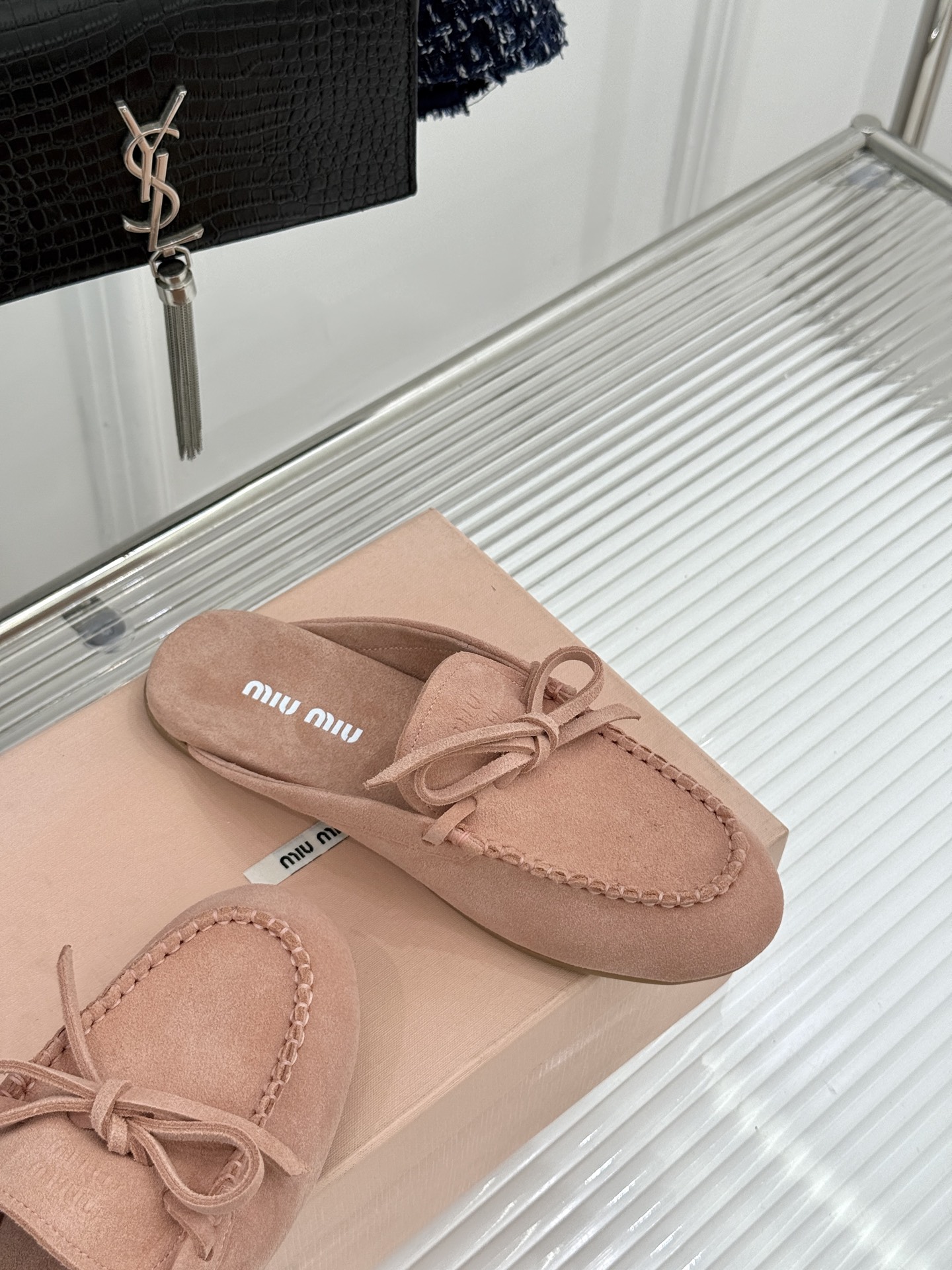 Miu Miu/缪缪26WF新品蝴蝶结麂皮豆豆鞋半拖 飞机盒＋10把少女的甜与叛逆揉进每一步。精选柔糯麂