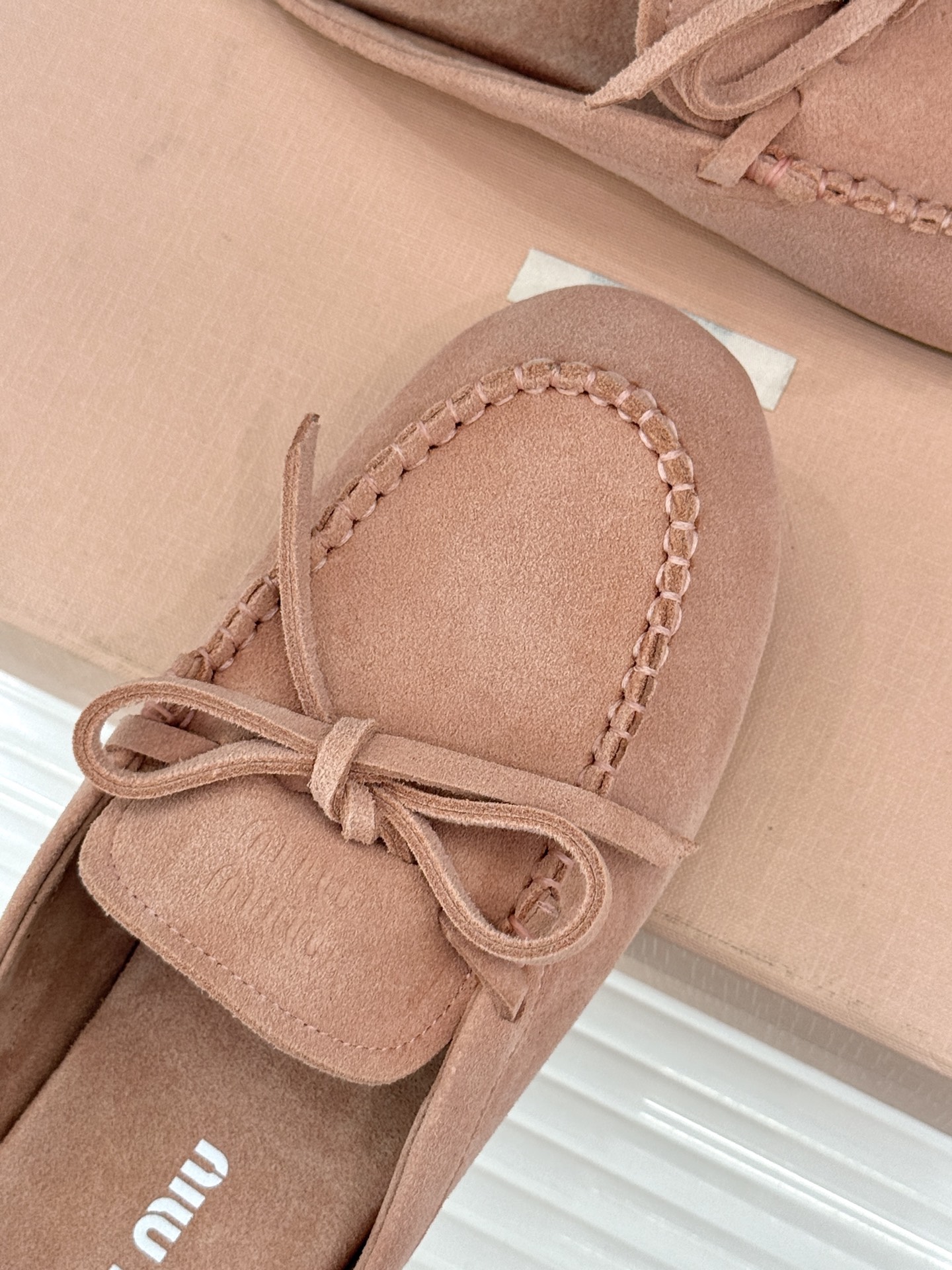 Miu Miu/缪缪26WF新品蝴蝶结麂皮豆豆鞋半拖 飞机盒＋10把少女的甜与叛逆揉进每一步。精选柔糯麂