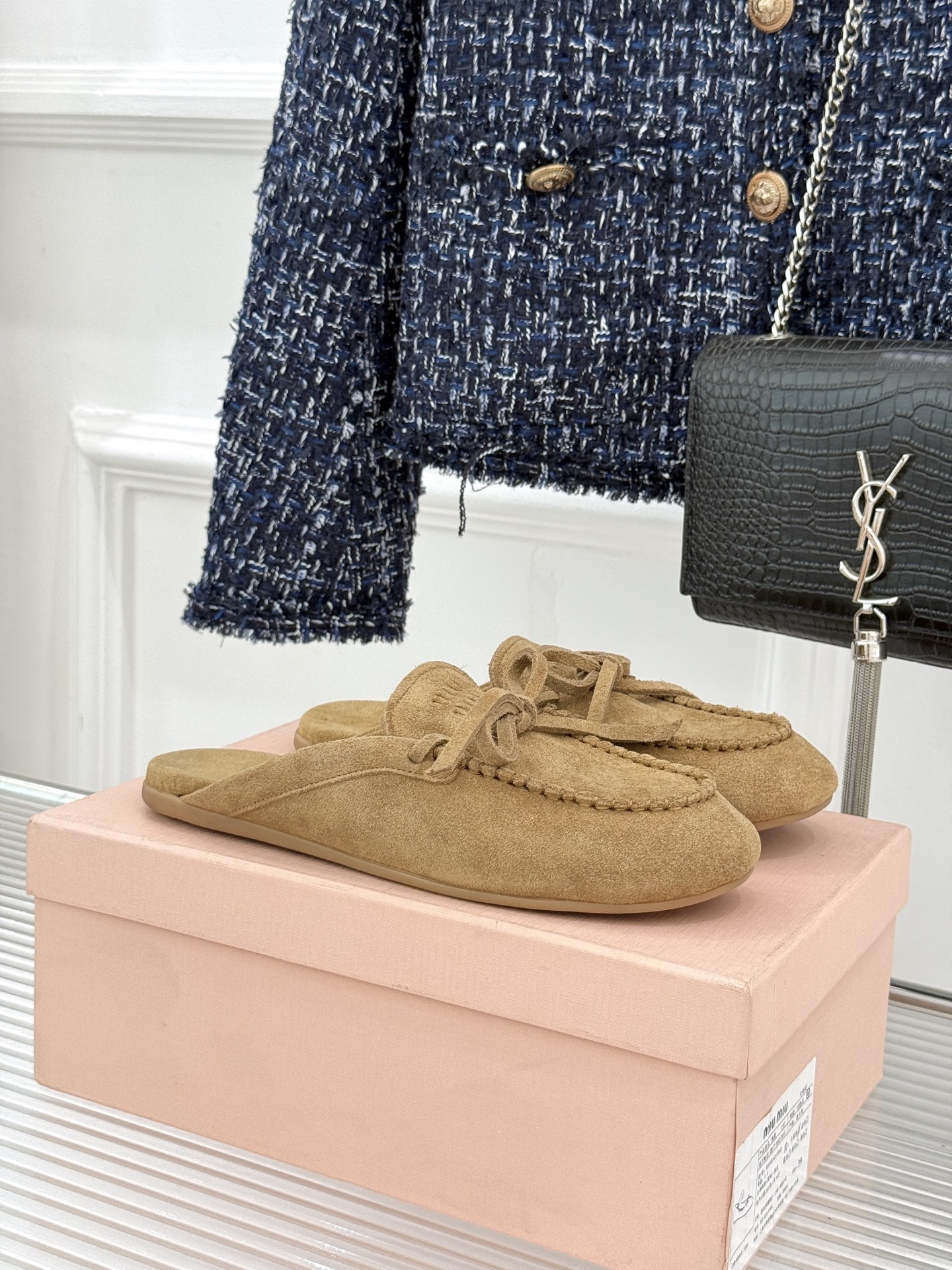 Miu Miu/缪缪26WF新品蝴蝶结麂皮豆豆鞋半拖 飞机盒＋10把少女的甜与叛逆揉进每一步。精选柔糯麂