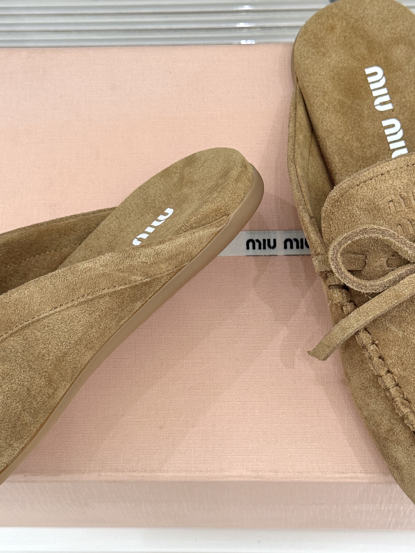 Miu Miu/缪缪26WF新品蝴蝶结麂皮豆豆鞋半拖 飞机盒＋10把少女的甜与叛逆揉进每一步。精选柔糯麂