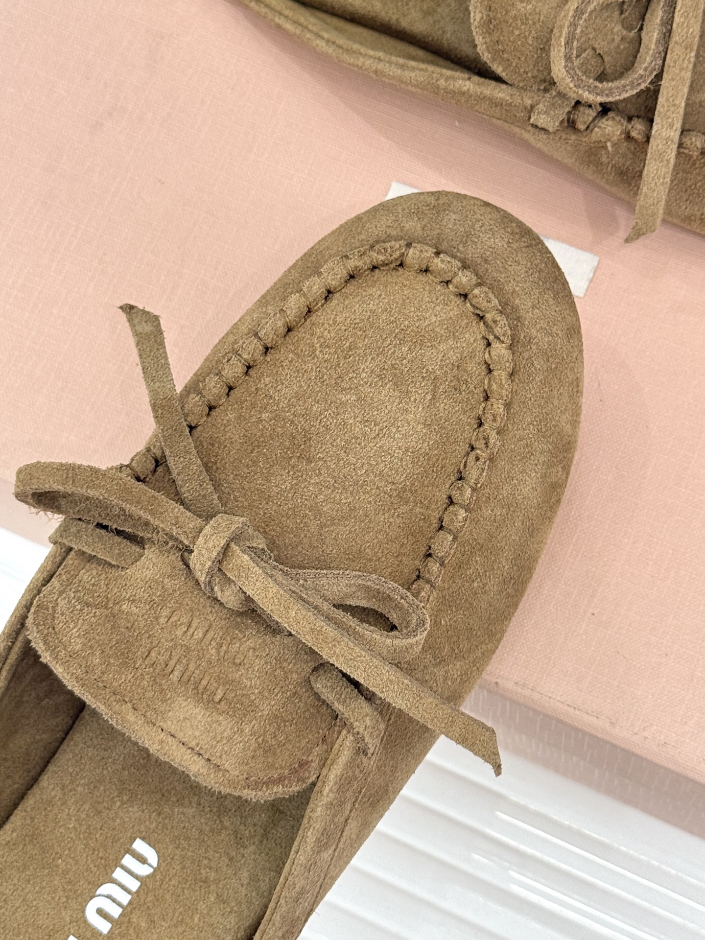 Miu Miu/缪缪26WF新品蝴蝶结麂皮豆豆鞋半拖 飞机盒＋10把少女的甜与叛逆揉进每一步。精选柔糯麂