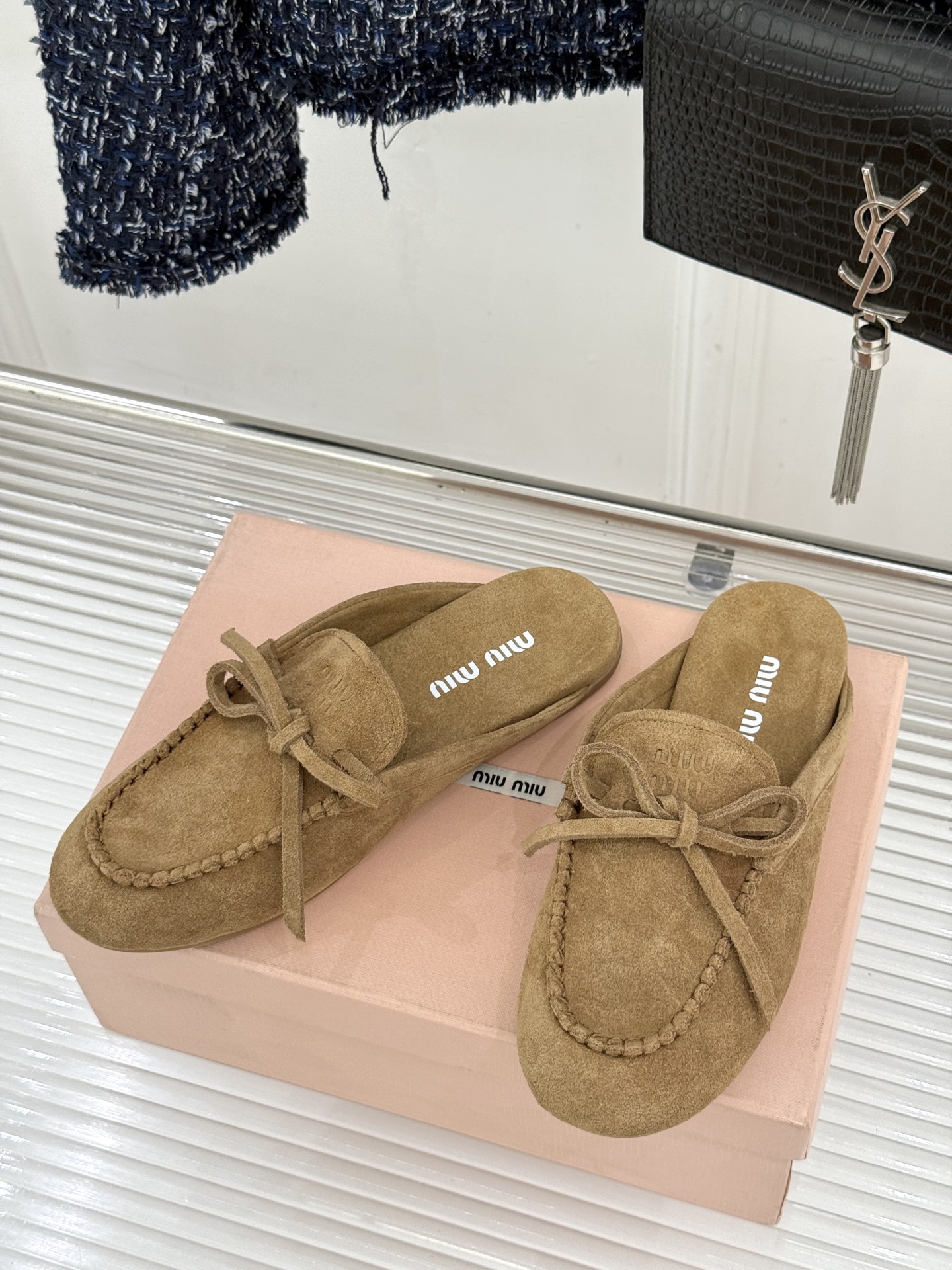 Miu Miu/缪缪26WF新品蝴蝶结麂皮豆豆鞋半拖 飞机盒＋10把少女的甜与叛逆揉进每一步。精选柔糯麂