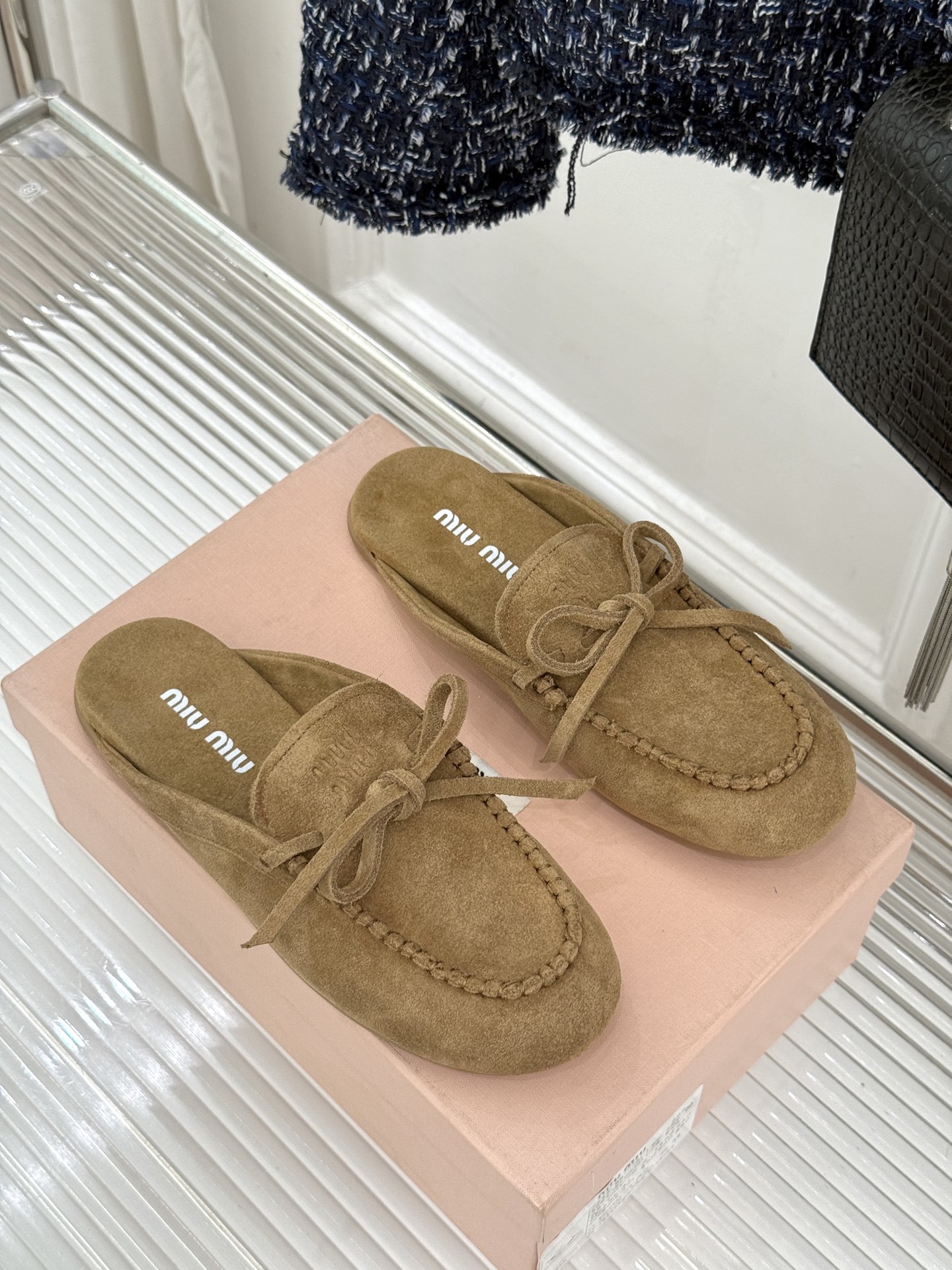 Miu Miu/缪缪26WF新品蝴蝶结麂皮豆豆鞋半拖 飞机盒＋10把少女的甜与叛逆揉进每一步。精选柔糯麂