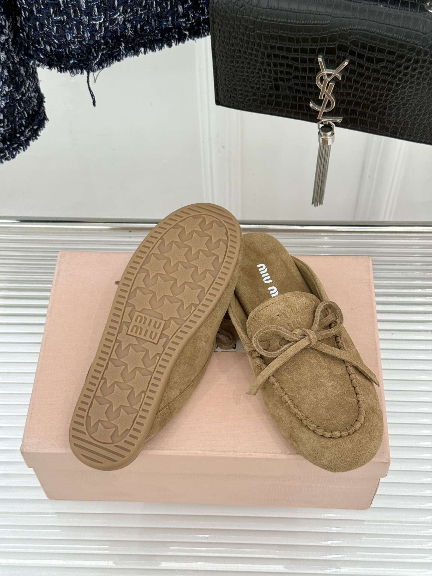 Miu Miu/缪缪26WF新品蝴蝶结麂皮豆豆鞋半拖 飞机盒＋10把少女的甜与叛逆揉进每一步。精选柔糯麂