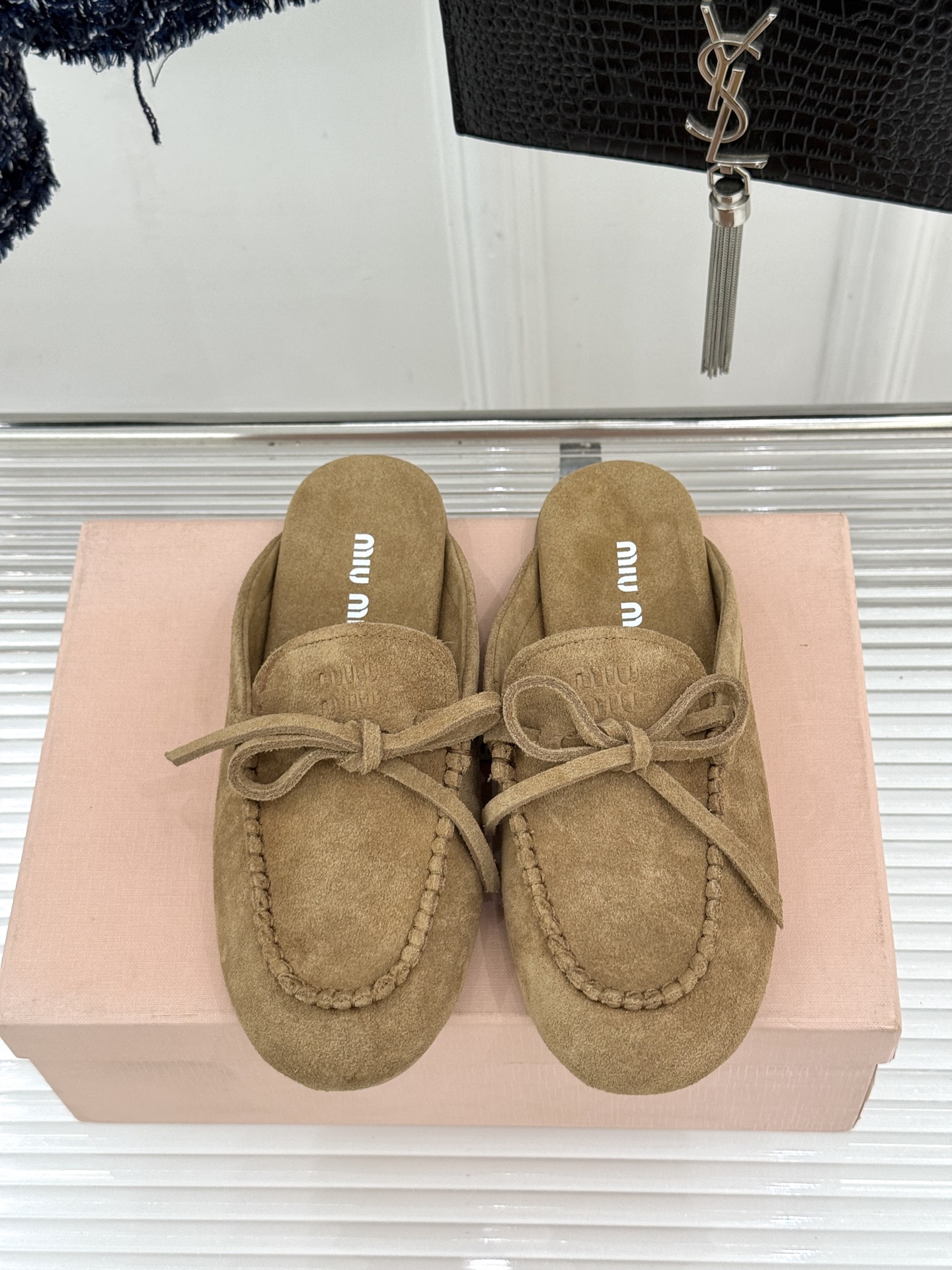 Miu Miu/缪缪26WF新品蝴蝶结麂皮豆豆鞋半拖 飞机盒＋10把少女的甜与叛逆揉进每一步。精选柔糯麂