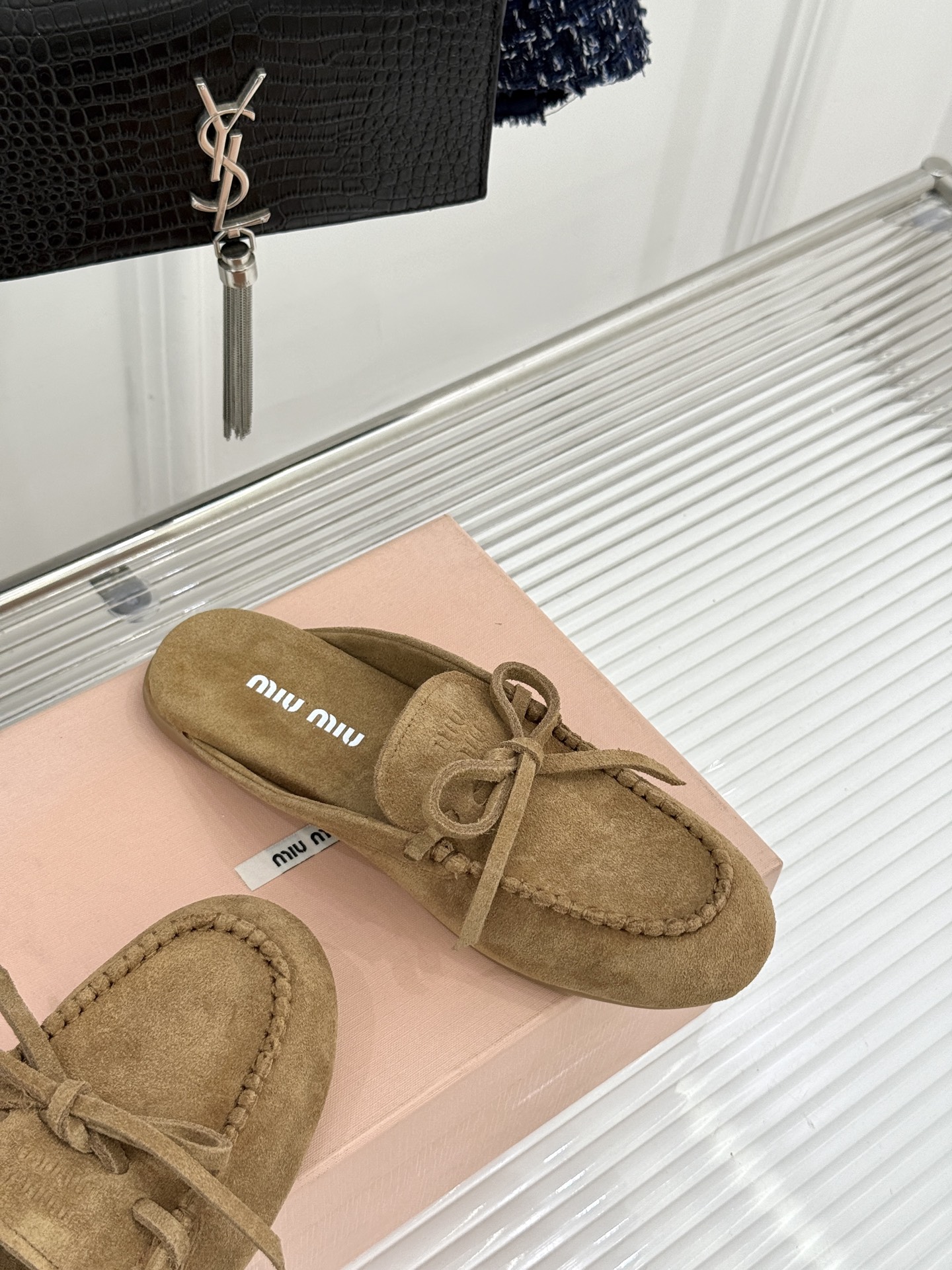 Miu Miu/缪缪26WF新品蝴蝶结麂皮豆豆鞋半拖 飞机盒＋10把少女的甜与叛逆揉进每一步。精选柔糯麂