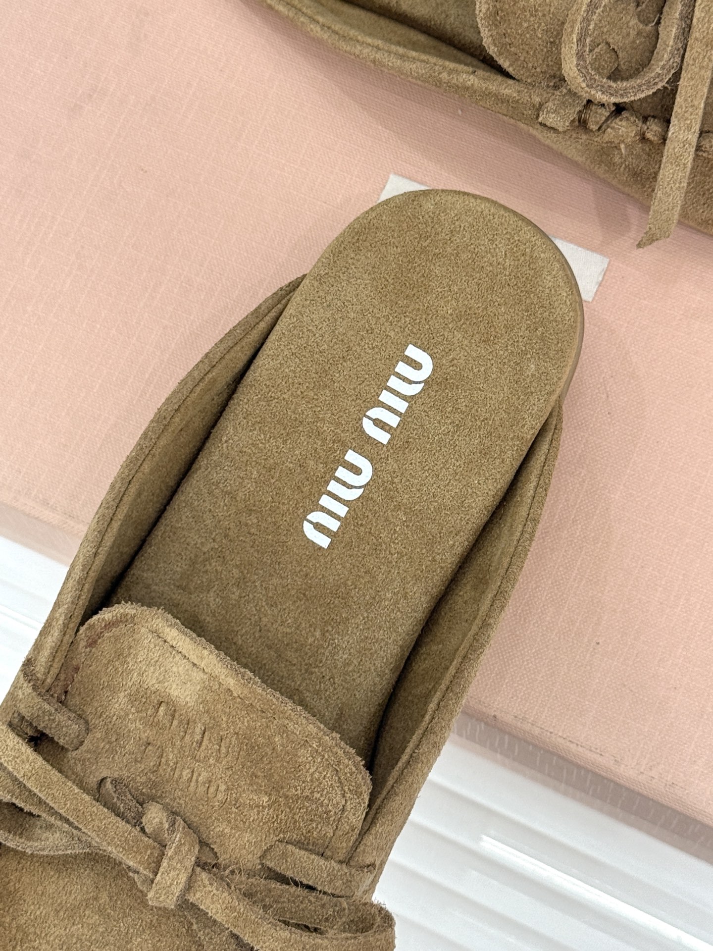 Miu Miu/缪缪26WF新品蝴蝶结麂皮豆豆鞋半拖 飞机盒＋10把少女的甜与叛逆揉进每一步。精选柔糯麂