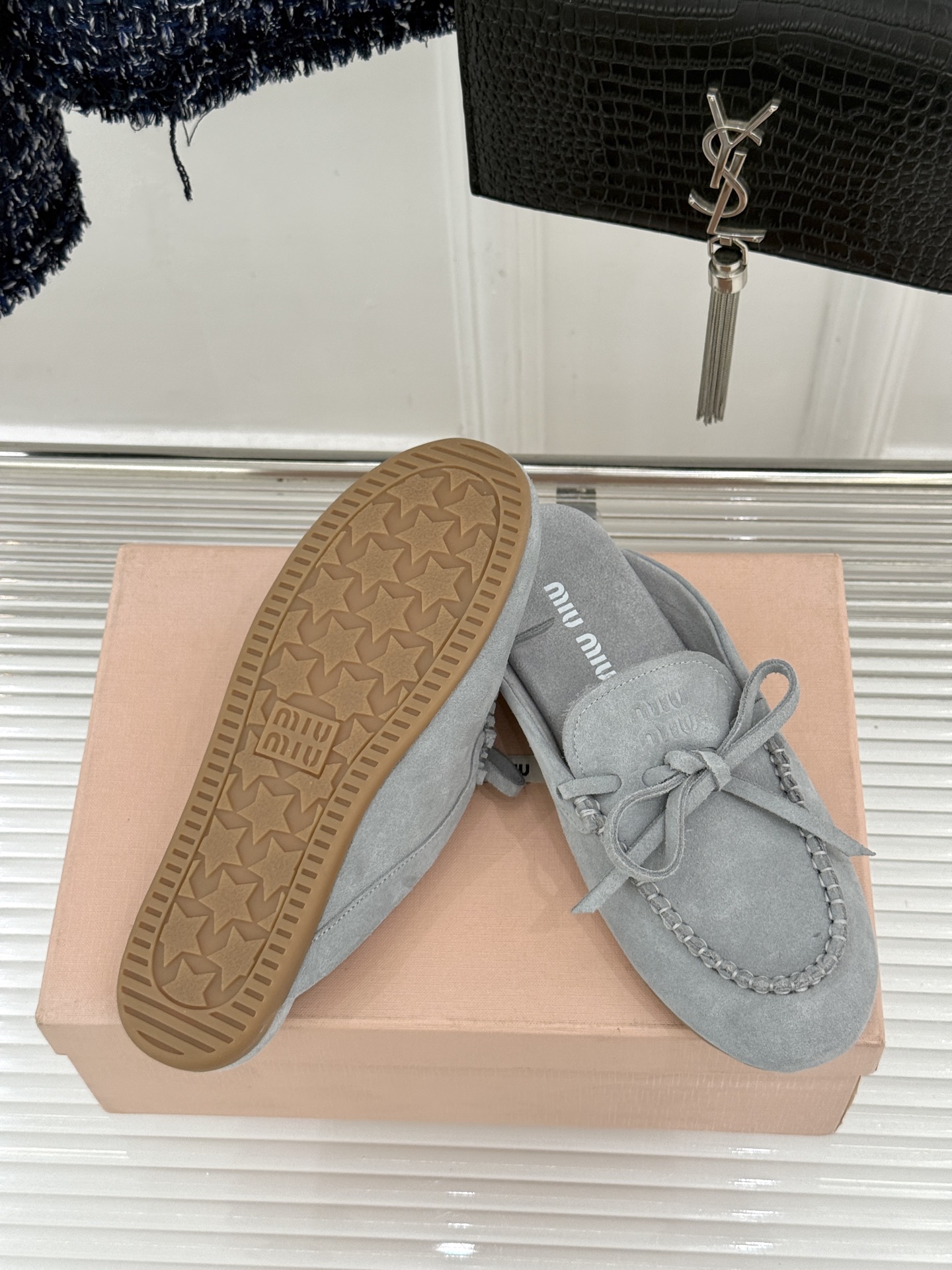 Miu Miu/缪缪26WF新品蝴蝶结麂皮豆豆鞋半拖 飞机盒＋10把少女的甜与叛逆揉进每一步。精选柔糯麂