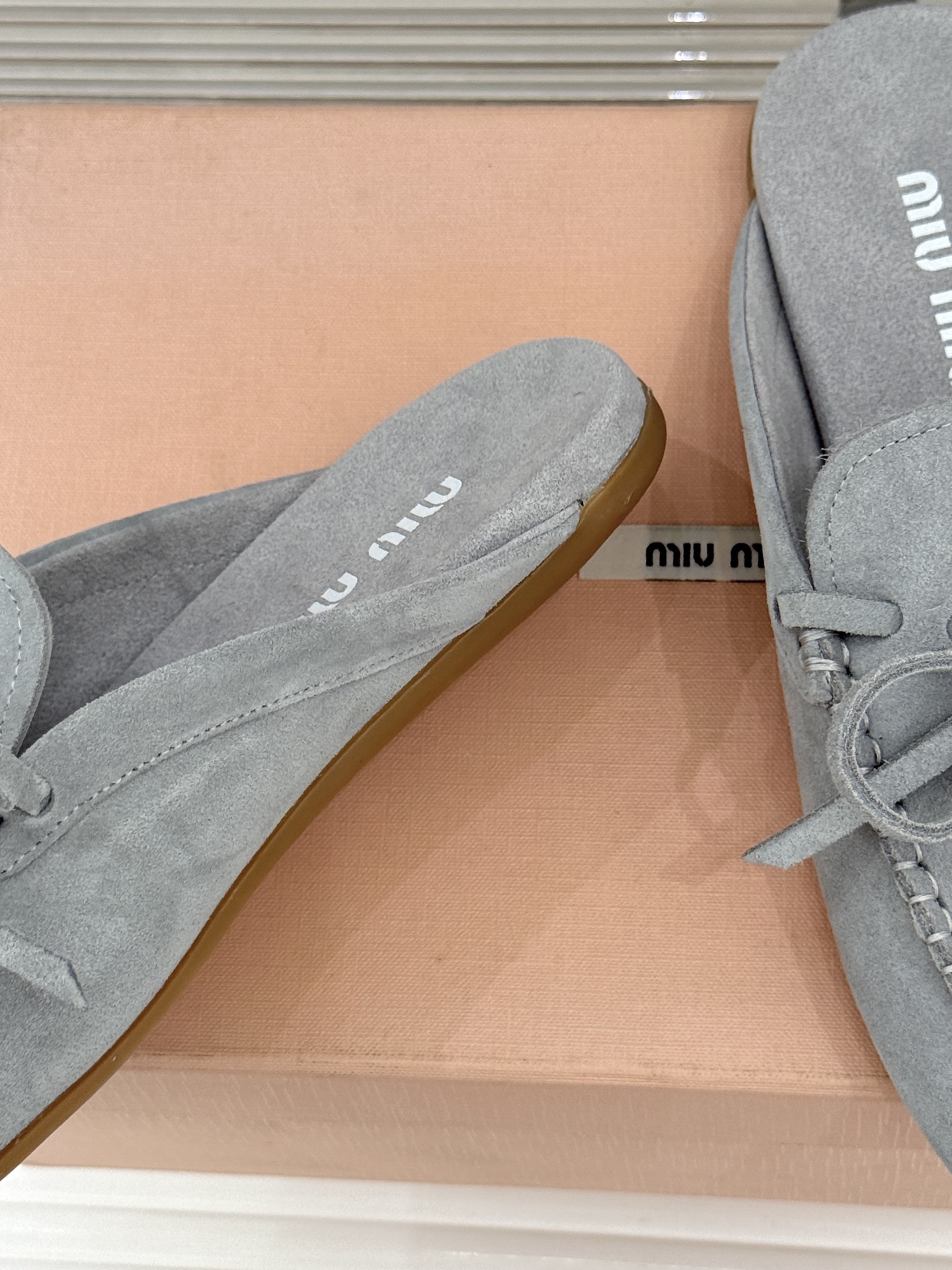 Miu Miu/缪缪26WF新品蝴蝶结麂皮豆豆鞋半拖 飞机盒＋10把少女的甜与叛逆揉进每一步。精选柔糯麂