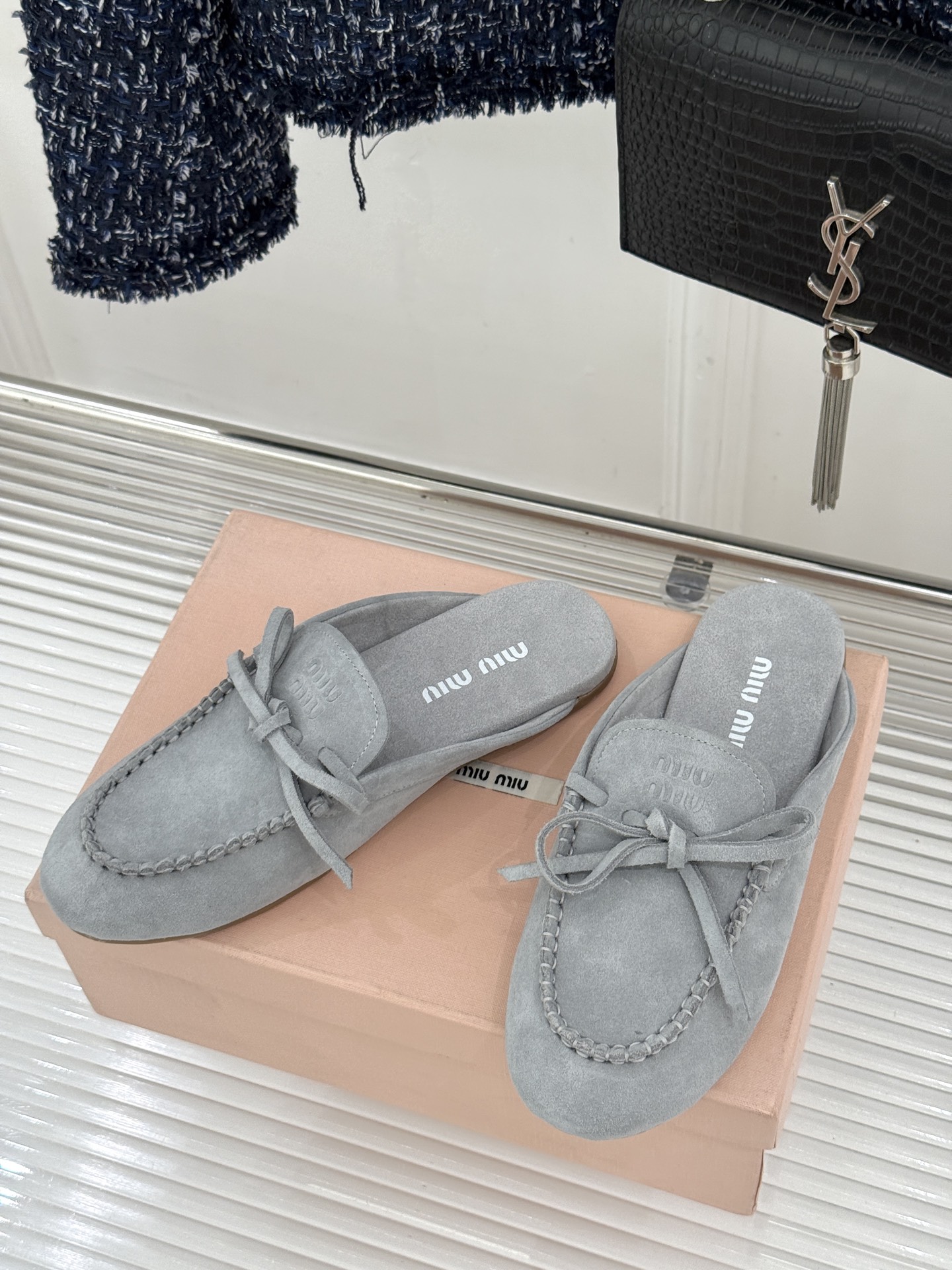 Miu Miu/缪缪26WF新品蝴蝶结麂皮豆豆鞋半拖 飞机盒＋10把少女的甜与叛逆揉进每一步。精选柔糯麂