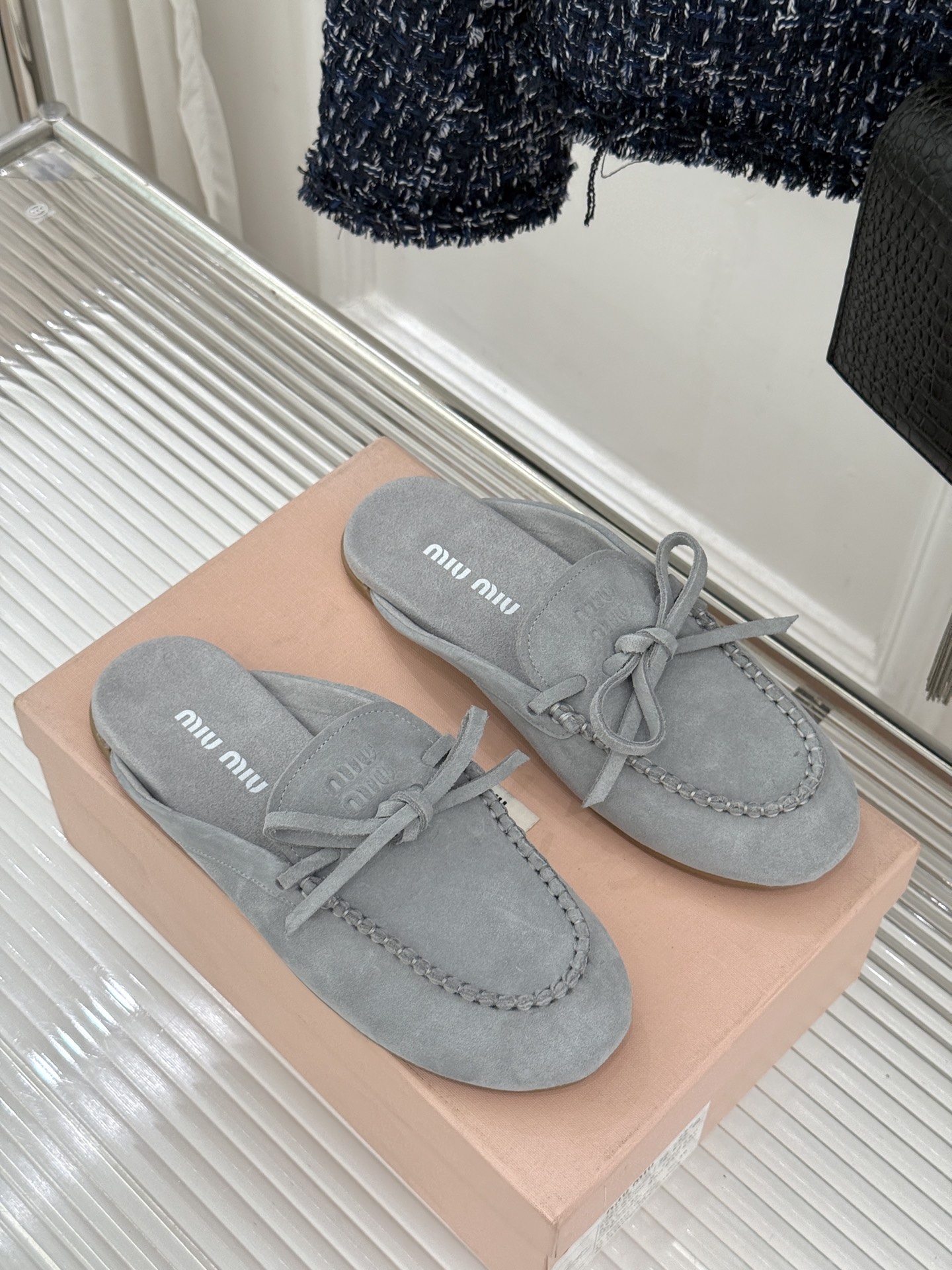 Miu Miu/缪缪26WF新品蝴蝶结麂皮豆豆鞋半拖 飞机盒＋10把少女的甜与叛逆揉进每一步。精选柔糯麂