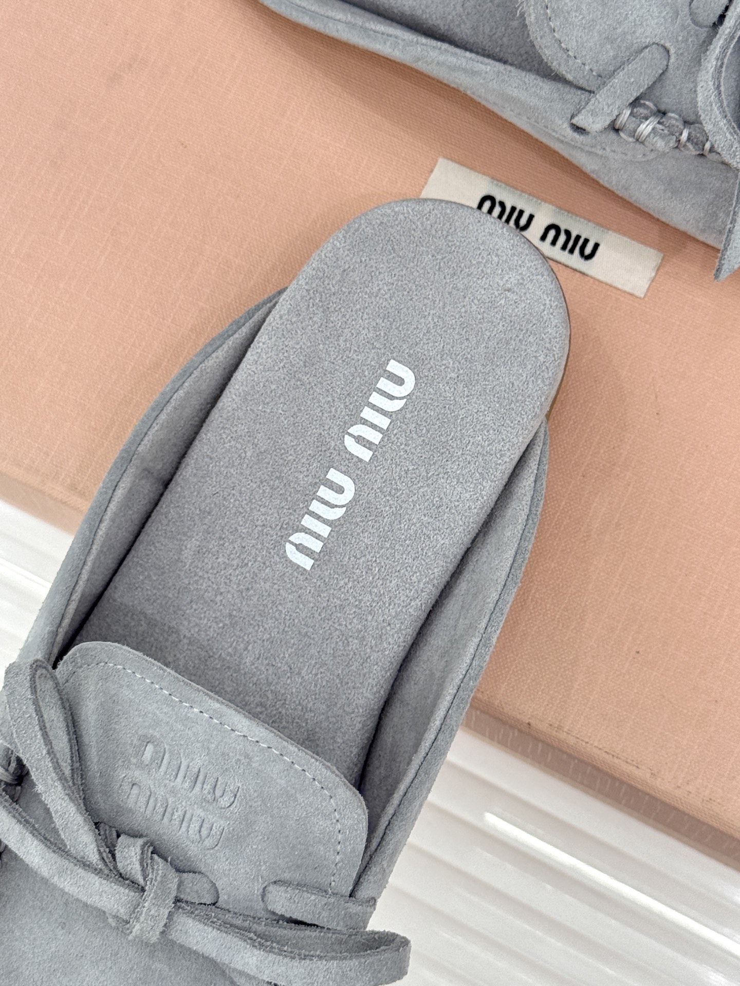 Miu Miu/缪缪26WF新品蝴蝶结麂皮豆豆鞋半拖 飞机盒＋10把少女的甜与叛逆揉进每一步。精选柔糯麂