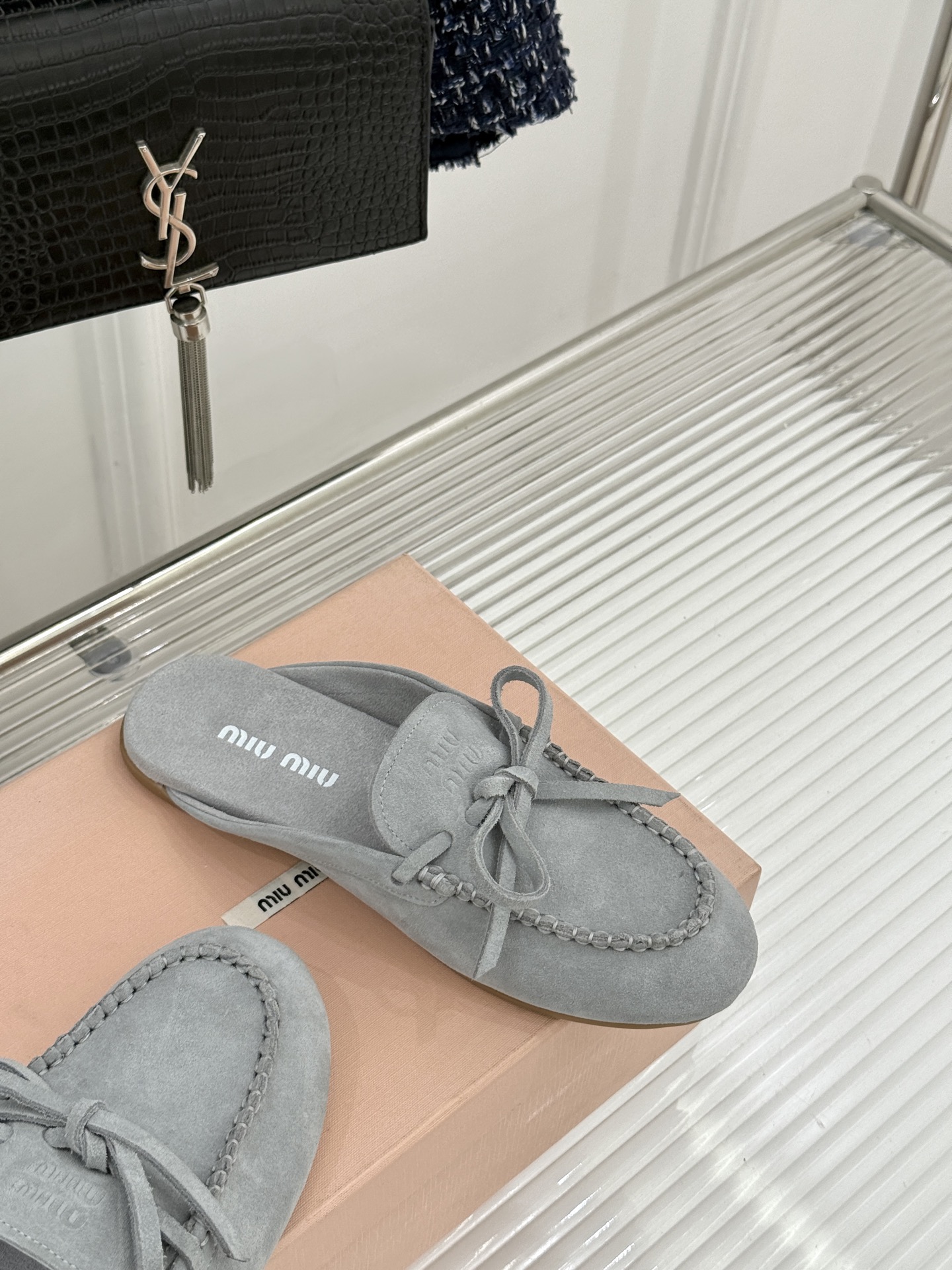 Miu Miu/缪缪26WF新品蝴蝶结麂皮豆豆鞋半拖 飞机盒＋10把少女的甜与叛逆揉进每一步。精选柔糯麂