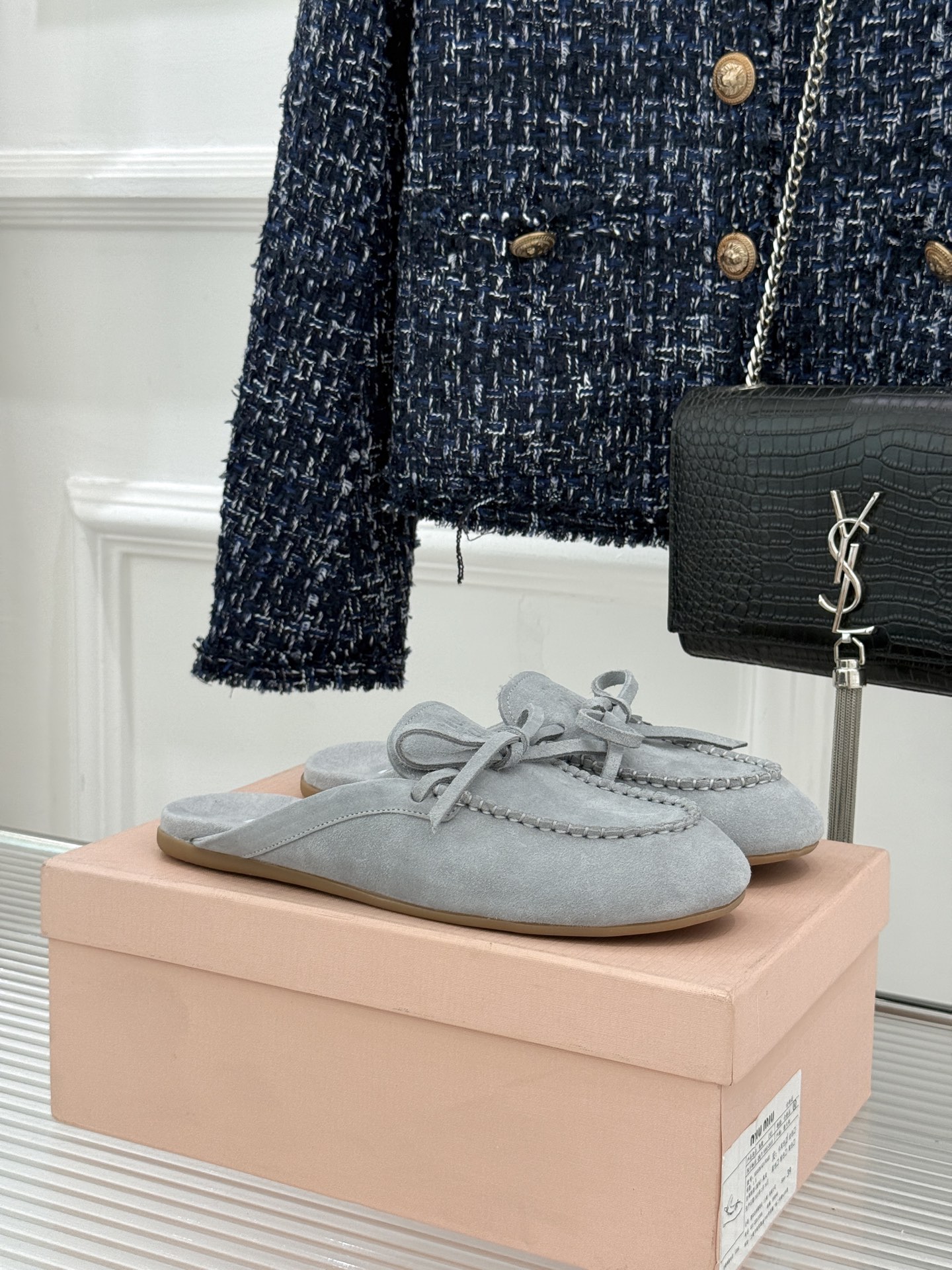 Miu Miu/缪缪26WF新品蝴蝶结麂皮豆豆鞋半拖 飞机盒＋10把少女的甜与叛逆揉进每一步。精选柔糯麂