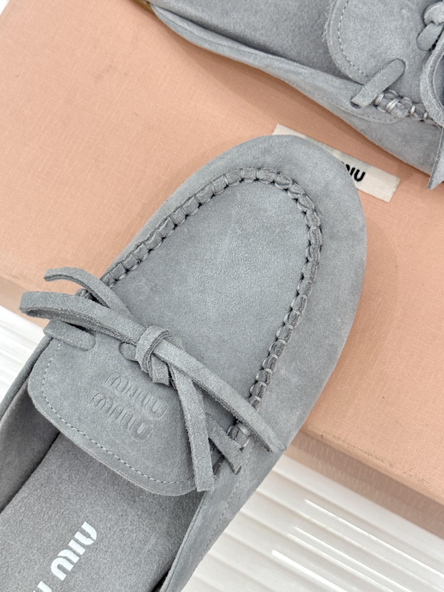 Miu Miu/缪缪26WF新品蝴蝶结麂皮豆豆鞋半拖 飞机盒＋10把少女的甜与叛逆揉进每一步。精选柔糯麂