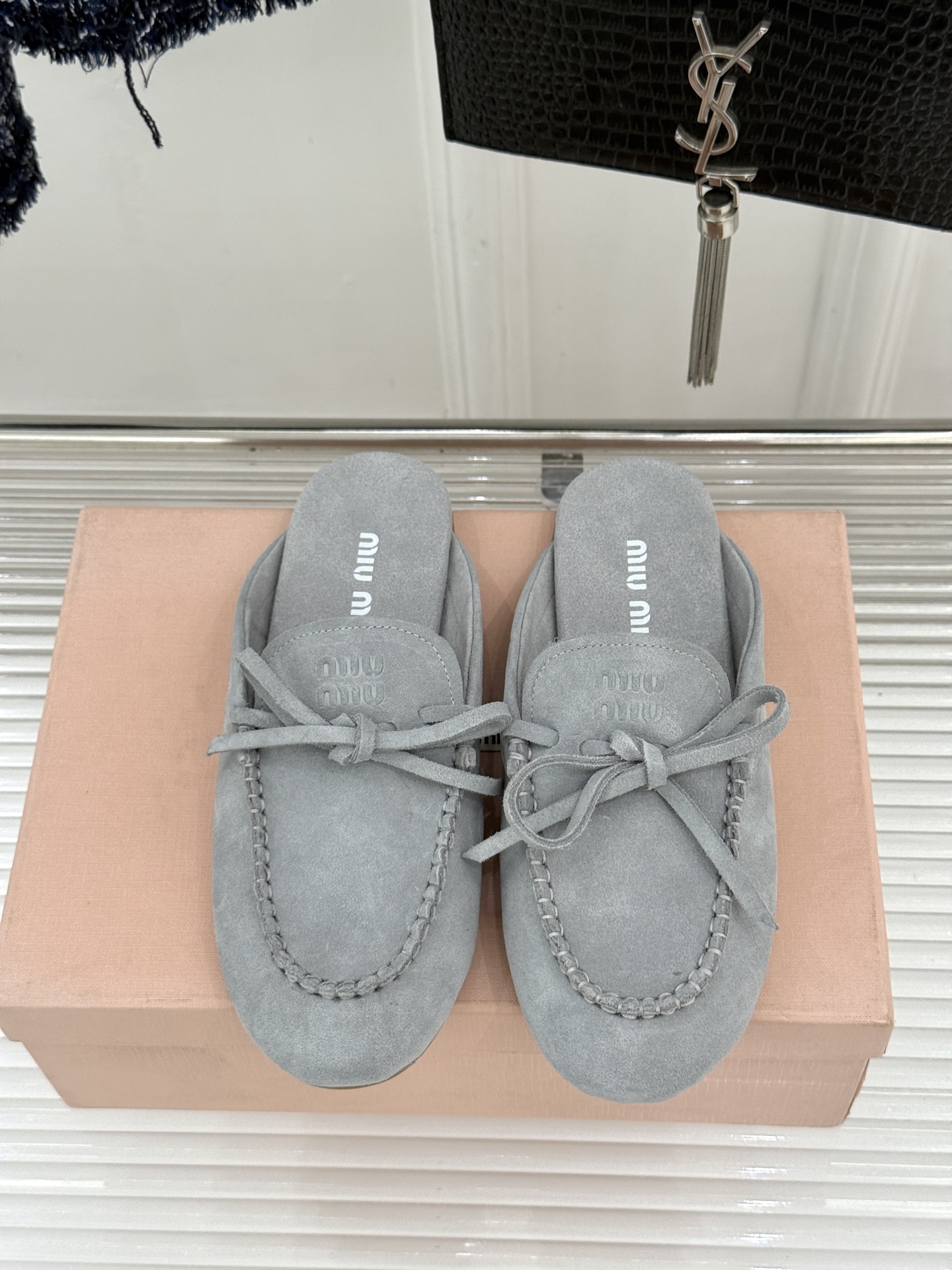 Miu Miu/缪缪26WF新品蝴蝶结麂皮豆豆鞋半拖 飞机盒＋10把少女的甜与叛逆揉进每一步。精选柔糯麂