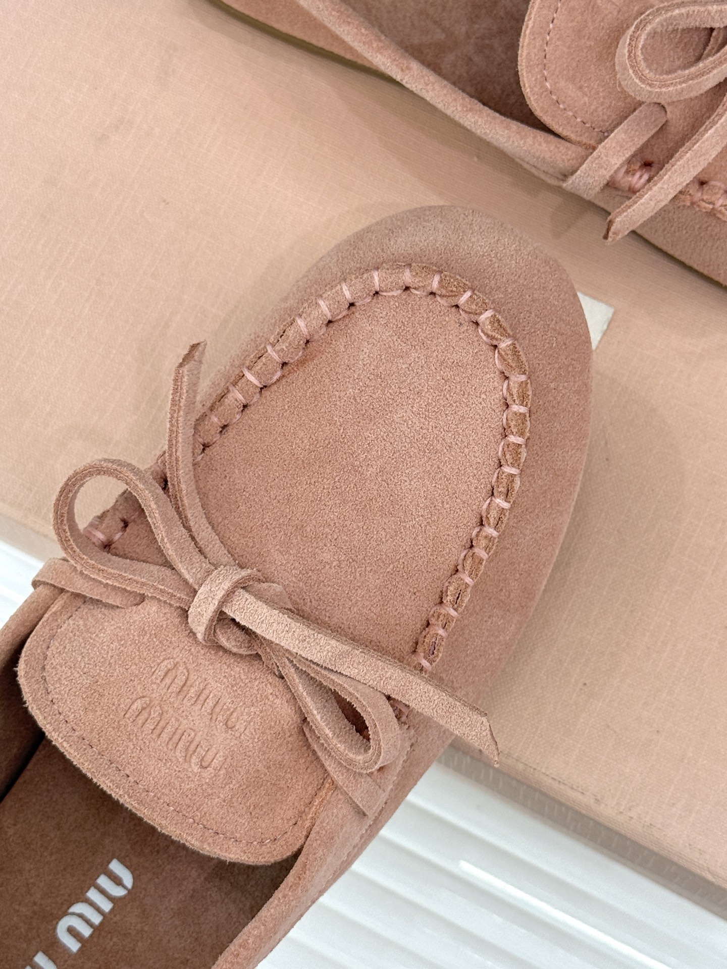 Miu Miu/缪缪26WF新品蝴蝶结麂皮豆豆鞋半拖 飞机盒＋10把少女的甜与叛逆揉进每一步。精选柔糯麂