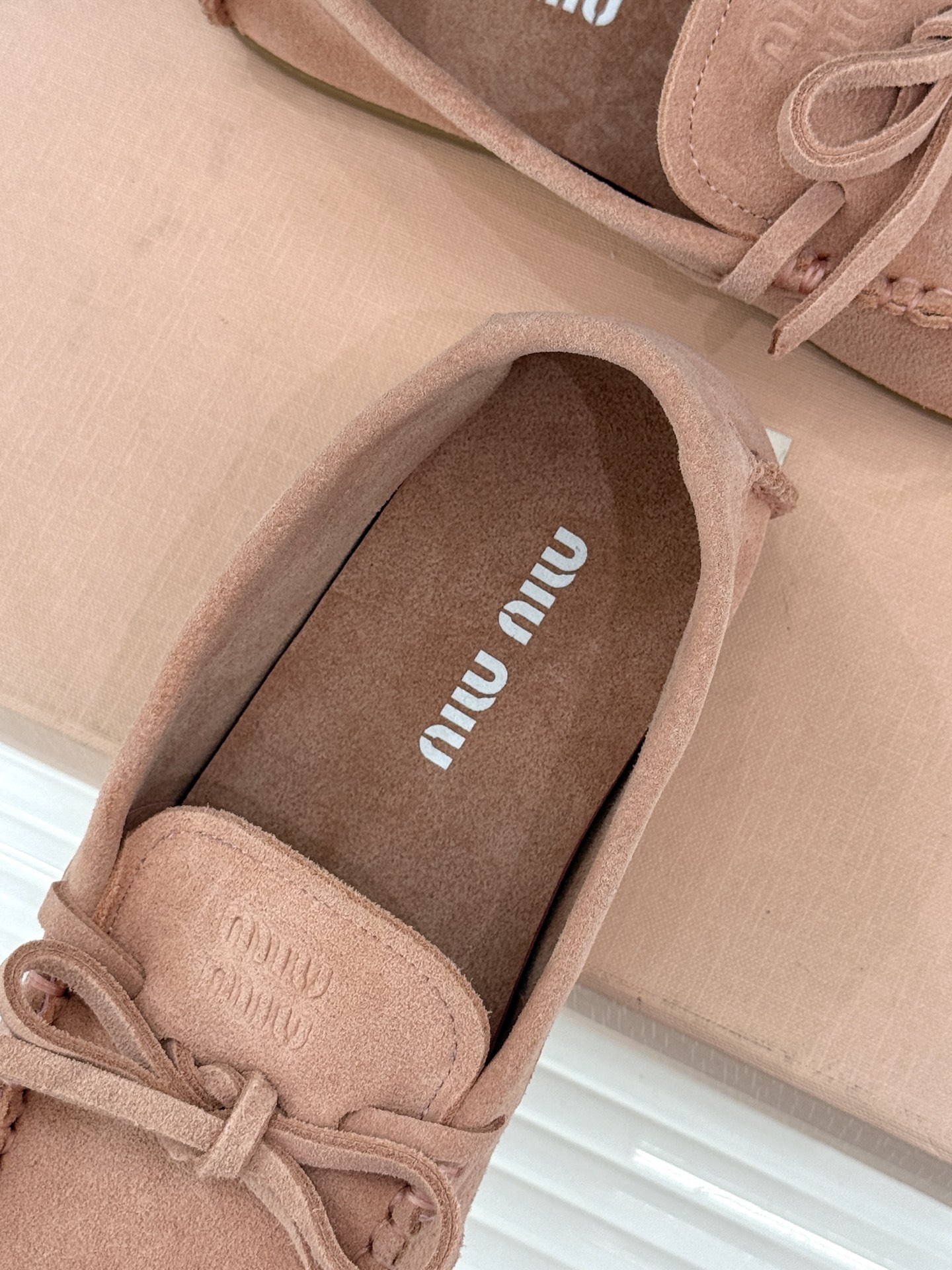 Miu Miu/缪缪26WF新品蝴蝶结麂皮豆豆鞋半拖 飞机盒＋10把少女的甜与叛逆揉进每一步。精选柔糯麂