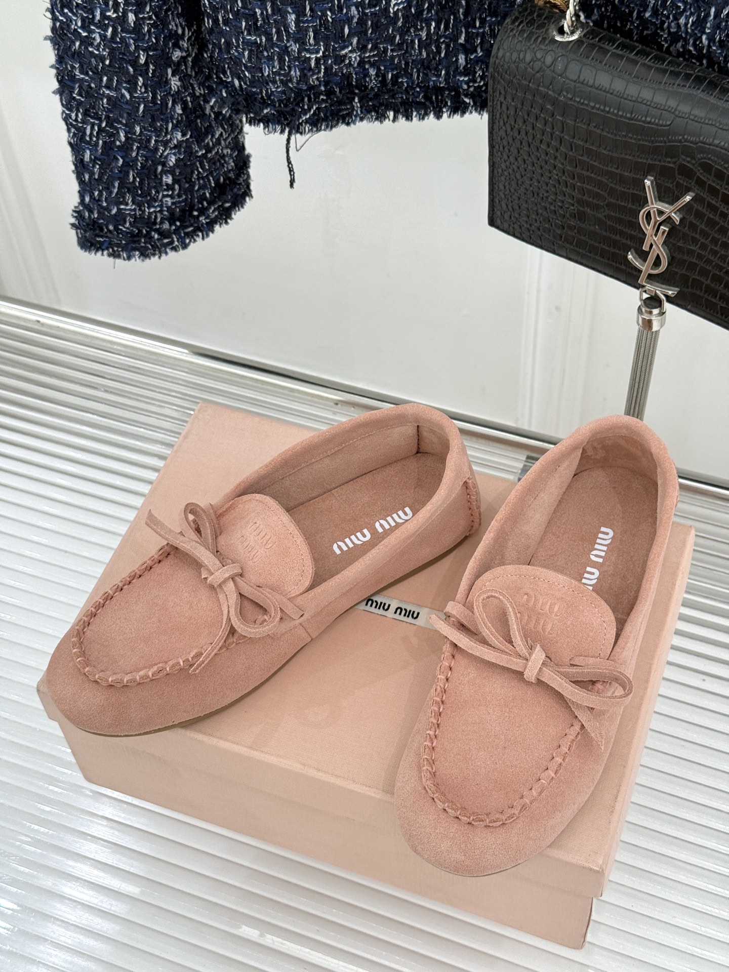 Miu Miu/缪缪26WF新品蝴蝶结麂皮豆豆鞋半拖 飞机盒＋10把少女的甜与叛逆揉进每一步。精选柔糯麂